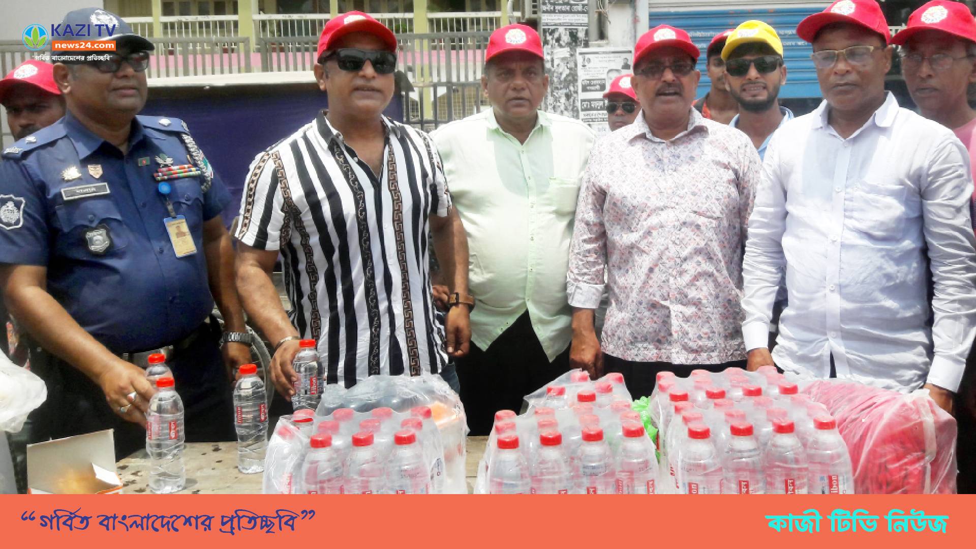 নড়াইলে প্রচন্ড গরমে  খাবার পানি স্যালাইন ও ক্যাপ বিতরণ।