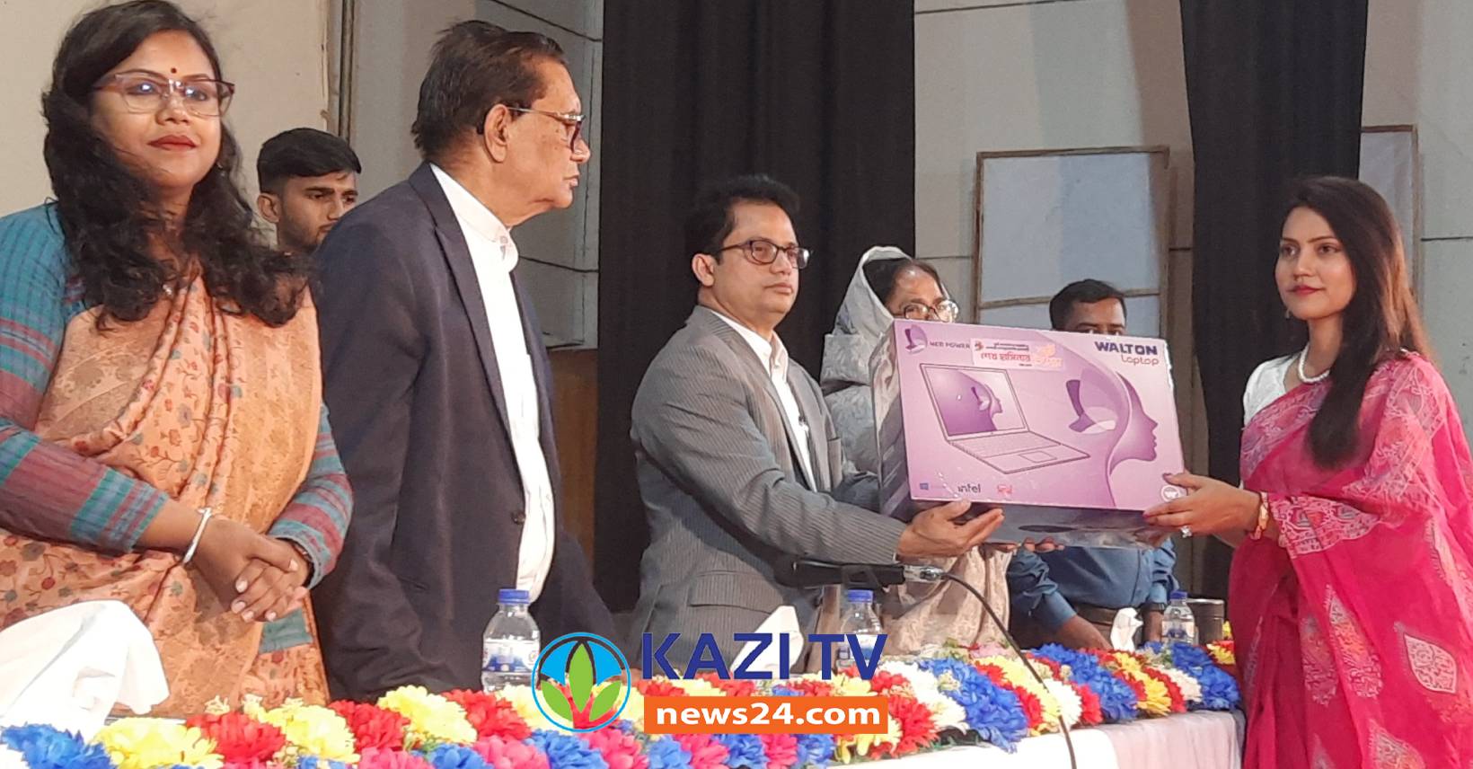 নড়াইলে ল্যাপটপ পেলেন ২৪০ নারী ফ্রিল্যান্সার