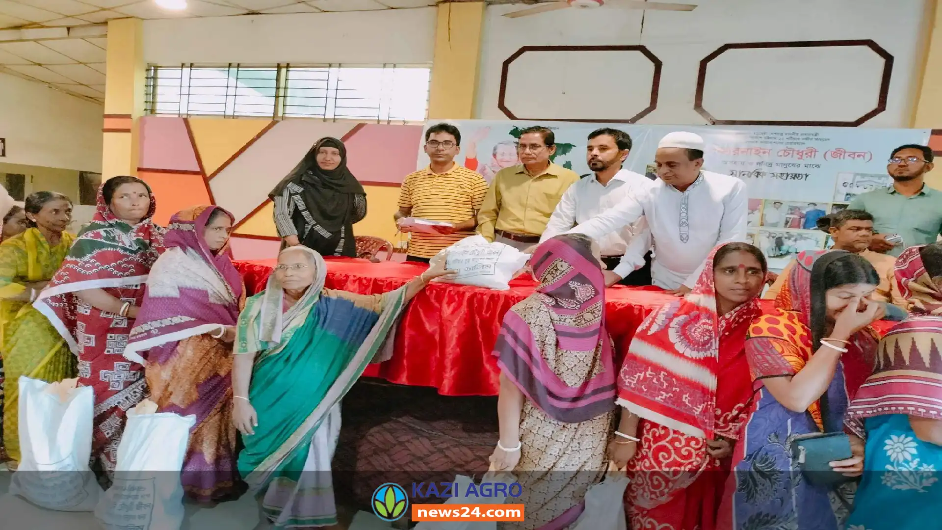 পটিয়ার কচুয়ায় ইউনিয়নে দুইশ পরিবারকে নজির আহমেদ ফাউন্ডেশনের খাদ্য বিতরন