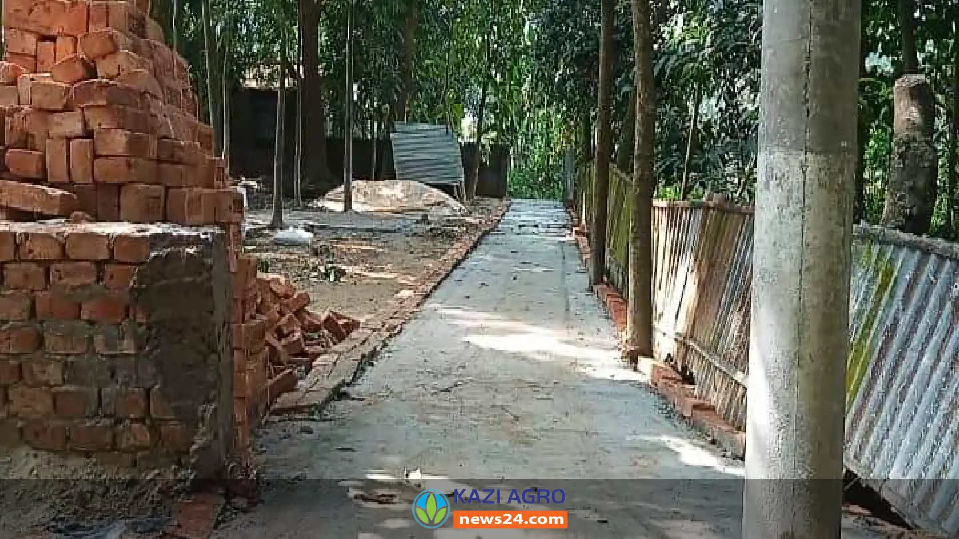 পটিয়ায় চলাচল রাস্তায় সীমানা প্রাচীর নিমার্নে বাধা