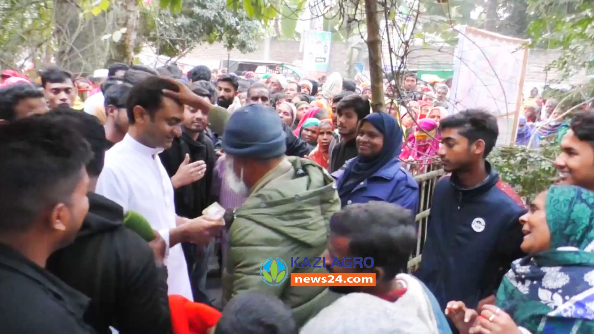 পাবনার ঈশ্বরদীতে গরিব অসহায়  দুষ্টুদের মাঝে পাঁচ হাজার কম্বল বিতরণ