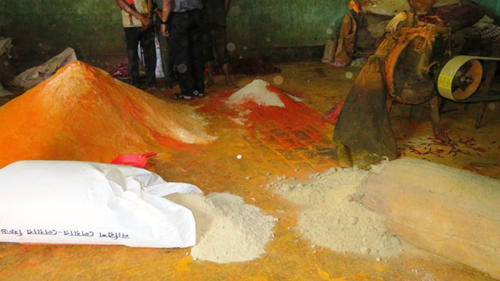 প্যাকেটজাত মসলার ভিড়ে চাহিদা হারাচ্ছে হলুদ-মরিচ ভাঙানোর কারখানা!