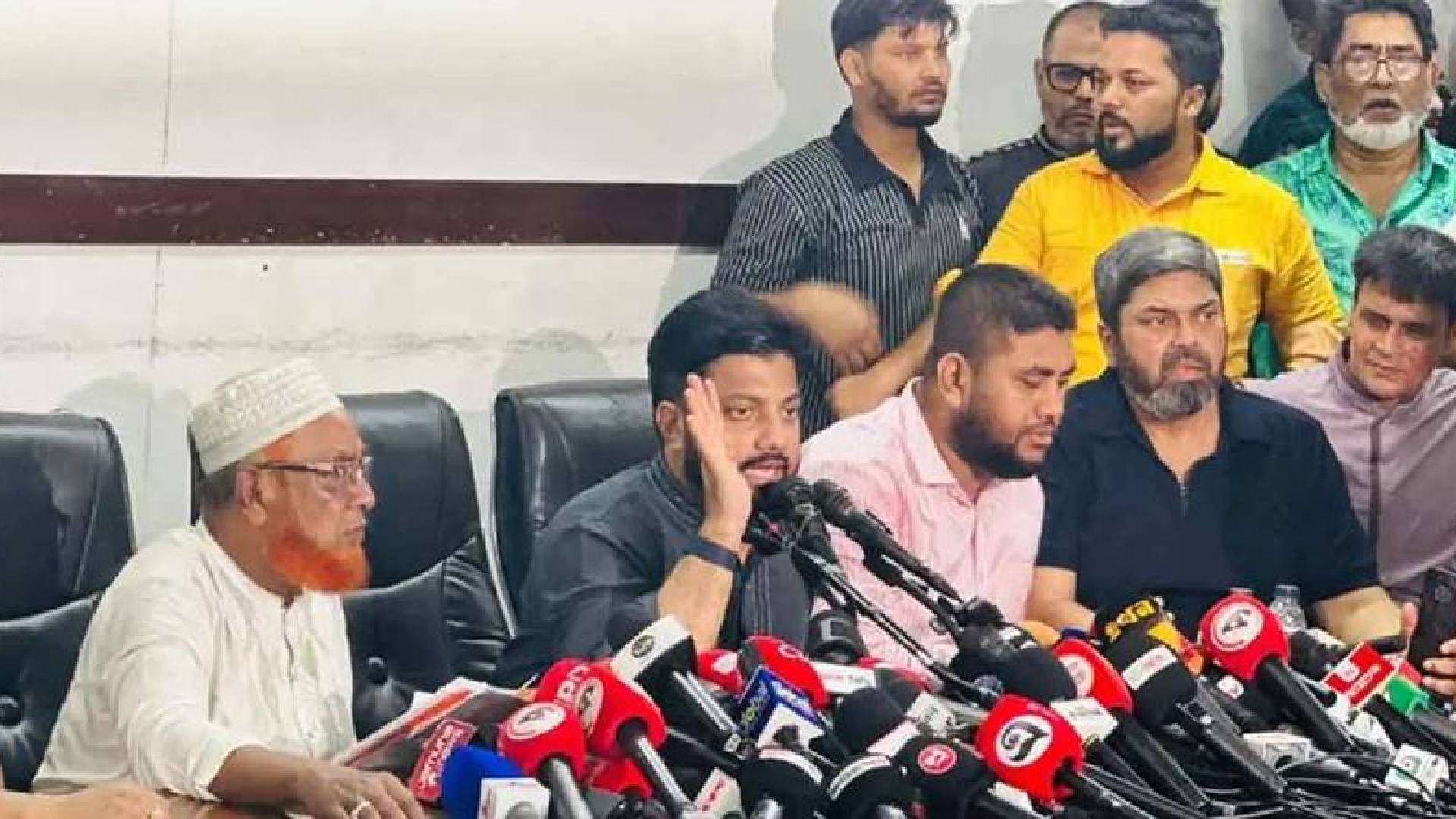 প্রতিমন্ত্রীর পদ থেকে পদত্যাগ করলেন ইশরাক হোসেন