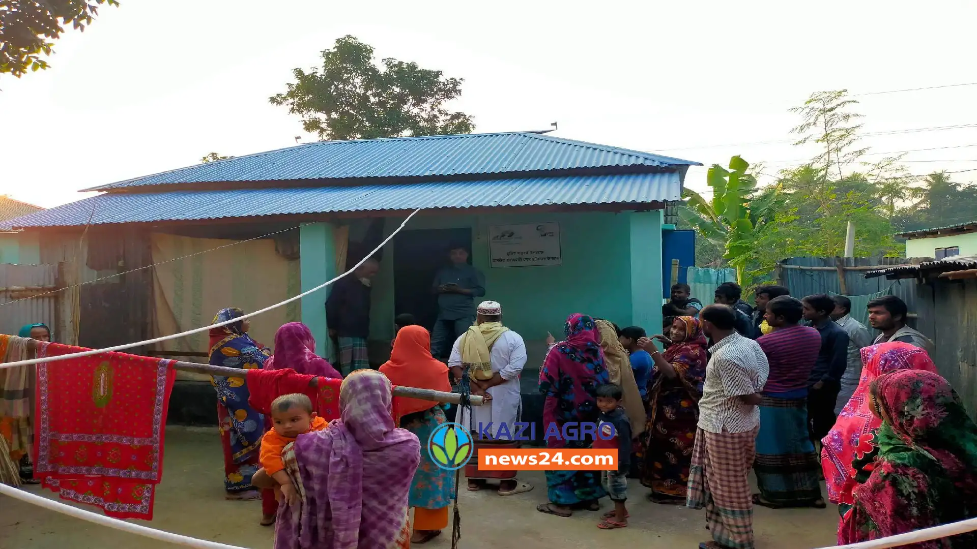 প্রধানমন্ত্রীর আশ্রয়ণ প্রকল্প  মালিক থাকেন বারান্দায়, কক্ষে প্রভাবশালী মধুর সংসার