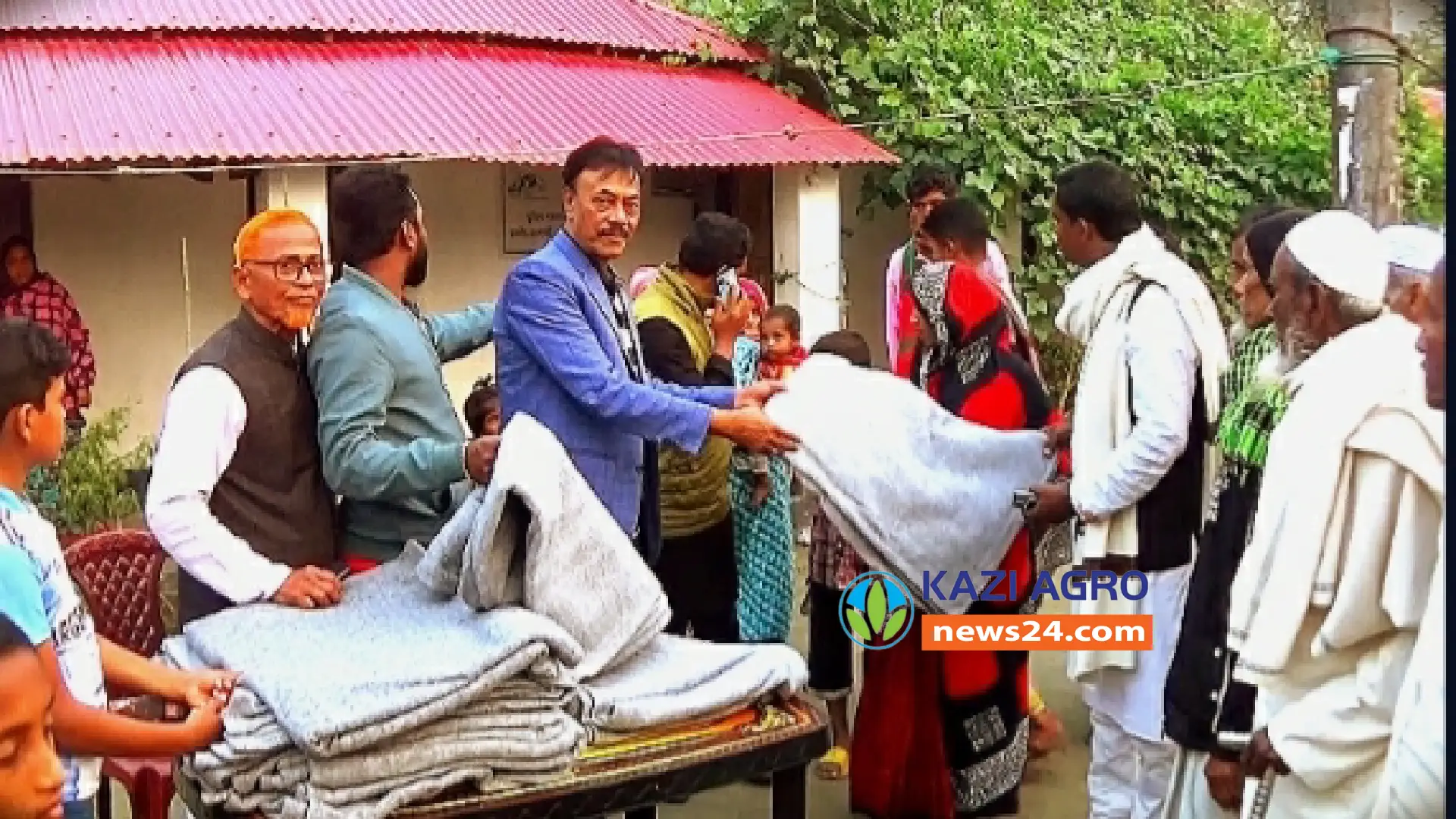 প্রধানমন্ত্রীর পক্ষ থেকে নোয়াখালীতে শীতার্তদের মাঝে শীতবস্ত্র বিতরণ