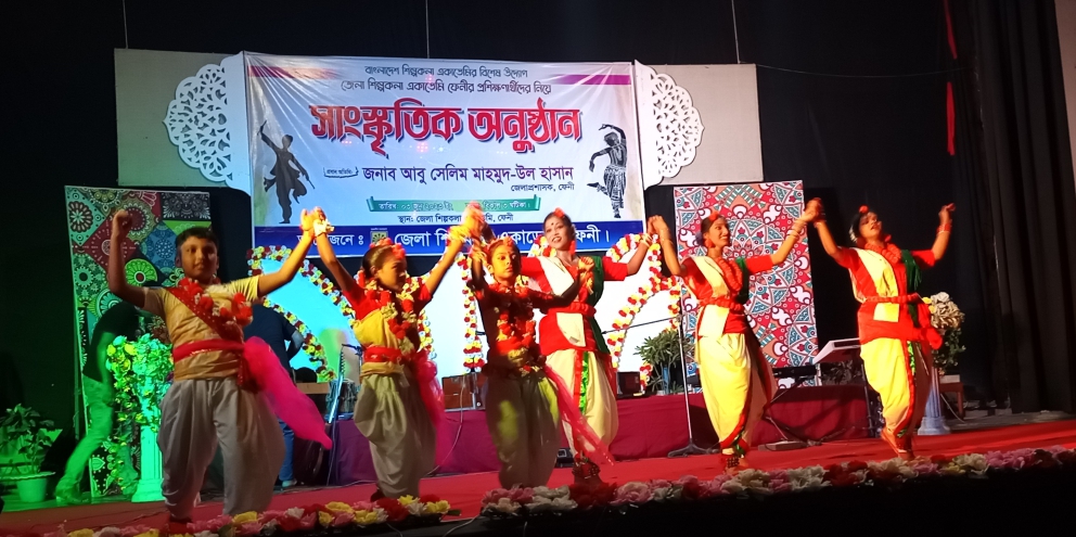 ফেনী জেলা শিল্পকলা একাডেমির প্রশিক্ষনার্থীদের নিয়ে সাংস্কৃতিক অনুষ্ঠান