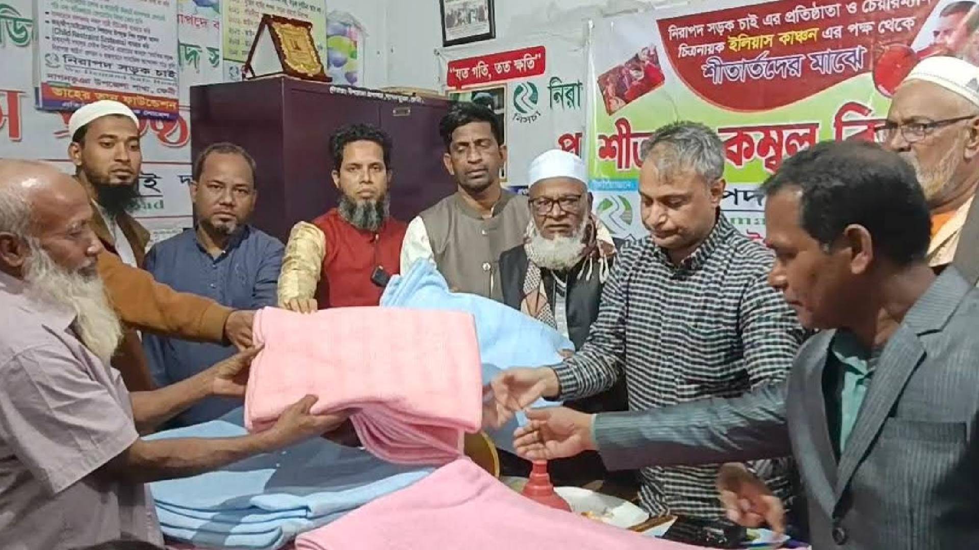 ফেনীর দাগনভূঞা নিরাপদ চাই এর উদ্যোগে শীতার্ত মানুষের মাঝে কম্বল বিতরণ