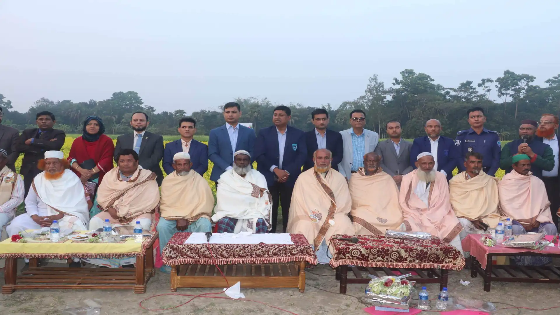 ফেনীর পাঁচগাছিয়ায় সরিষার মাঠে কৃষকদের সাথে প্রাণবন্ত আড্ডা