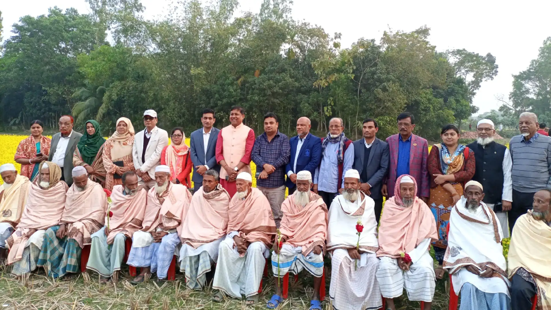 ফেনীর মোটবীতে সরিষা মাঠে কৃষকদের সাথে প্রাণবন্ত আড্ডা