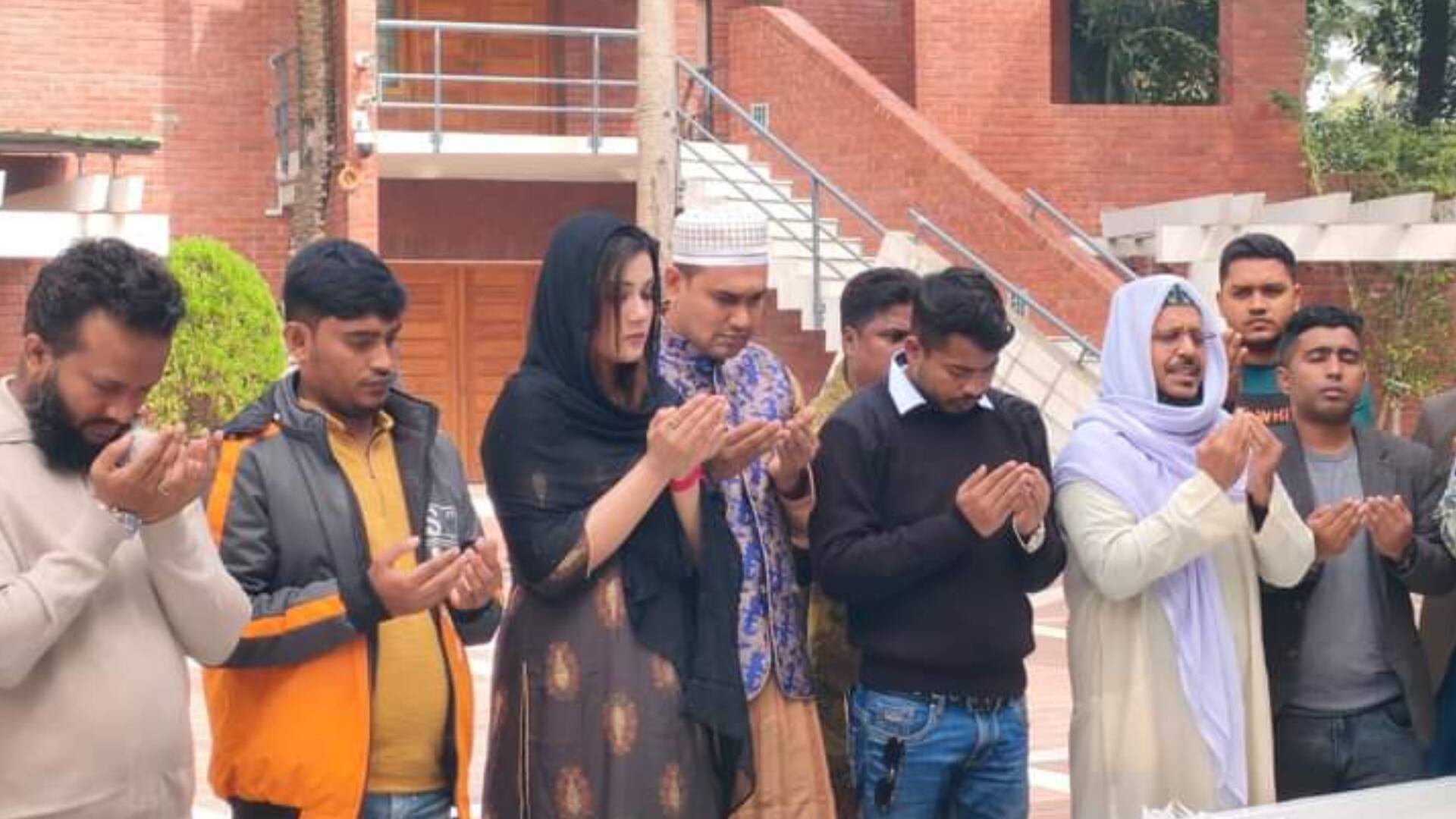 বঙ্গবন্ধুর সমাধিতে চিত্রনায়িকা মাহিয়া মাহির শ্রদ্ধা