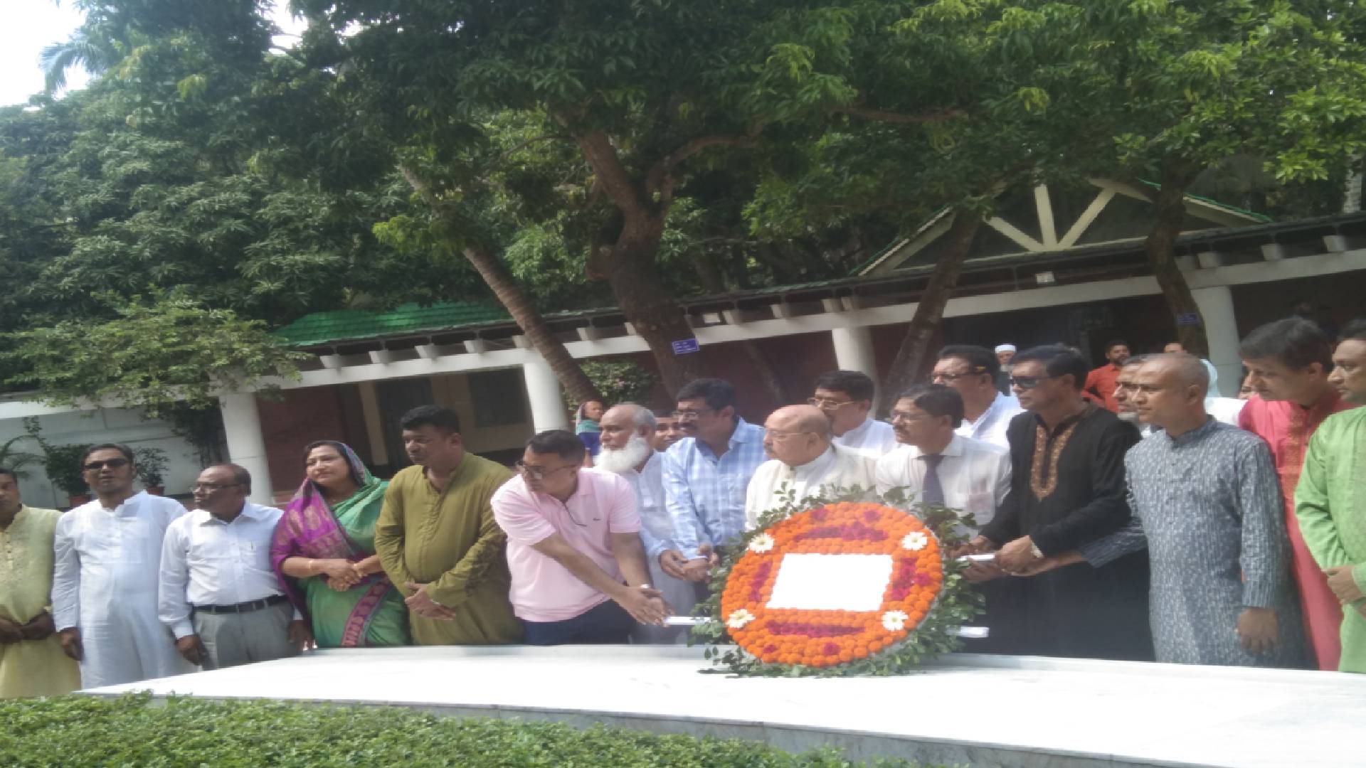বঙ্গবন্ধুর সমাধিতে বাংলাদেশ সংবাদপত্র পরিষদের শ্রদ্ধা
