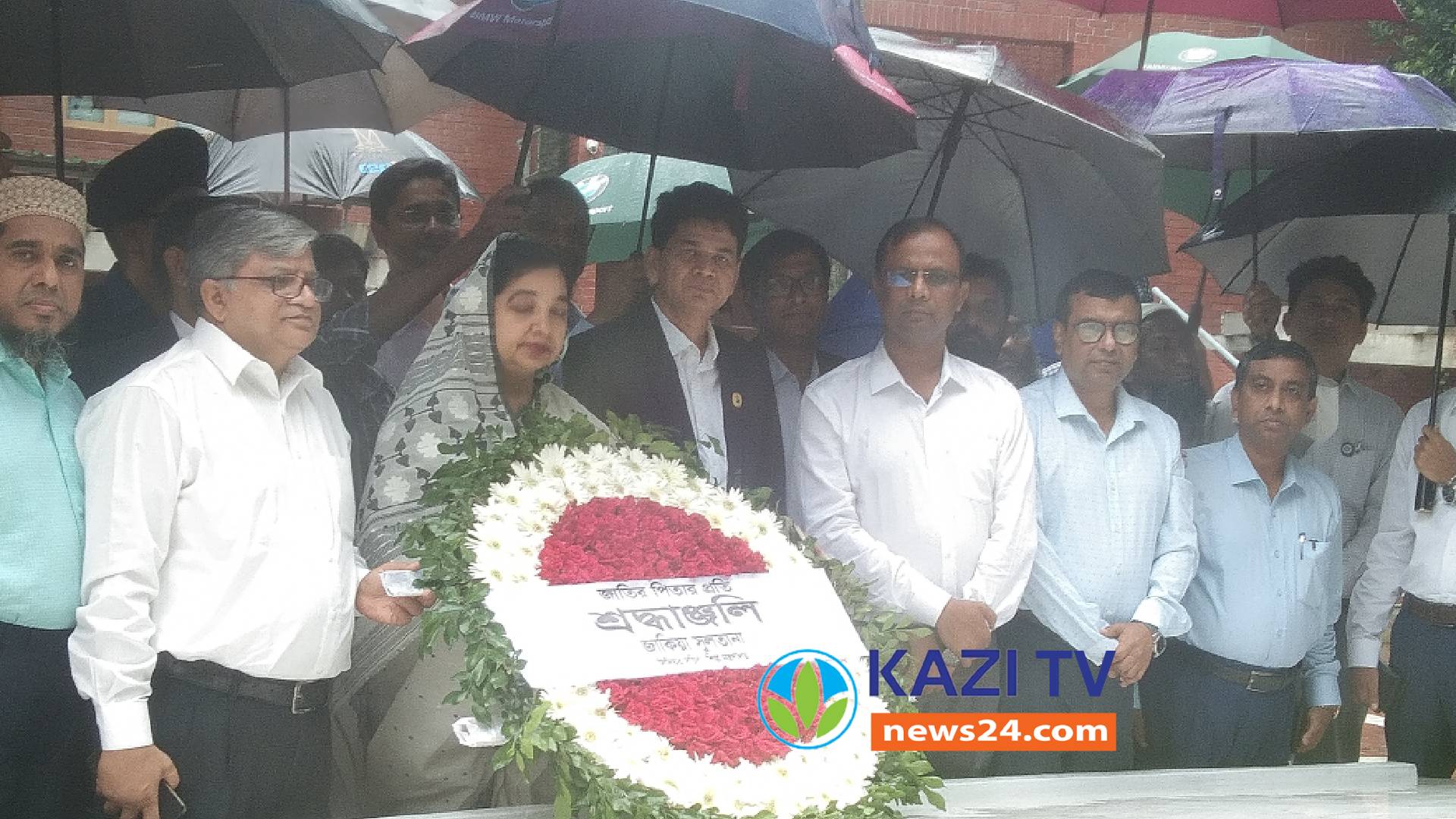বঙ্গবন্ধুর সমাধিতে শিল্প মন্ত্রণালয়ের সিনিয়র সচিবের শ্রদ্ধা