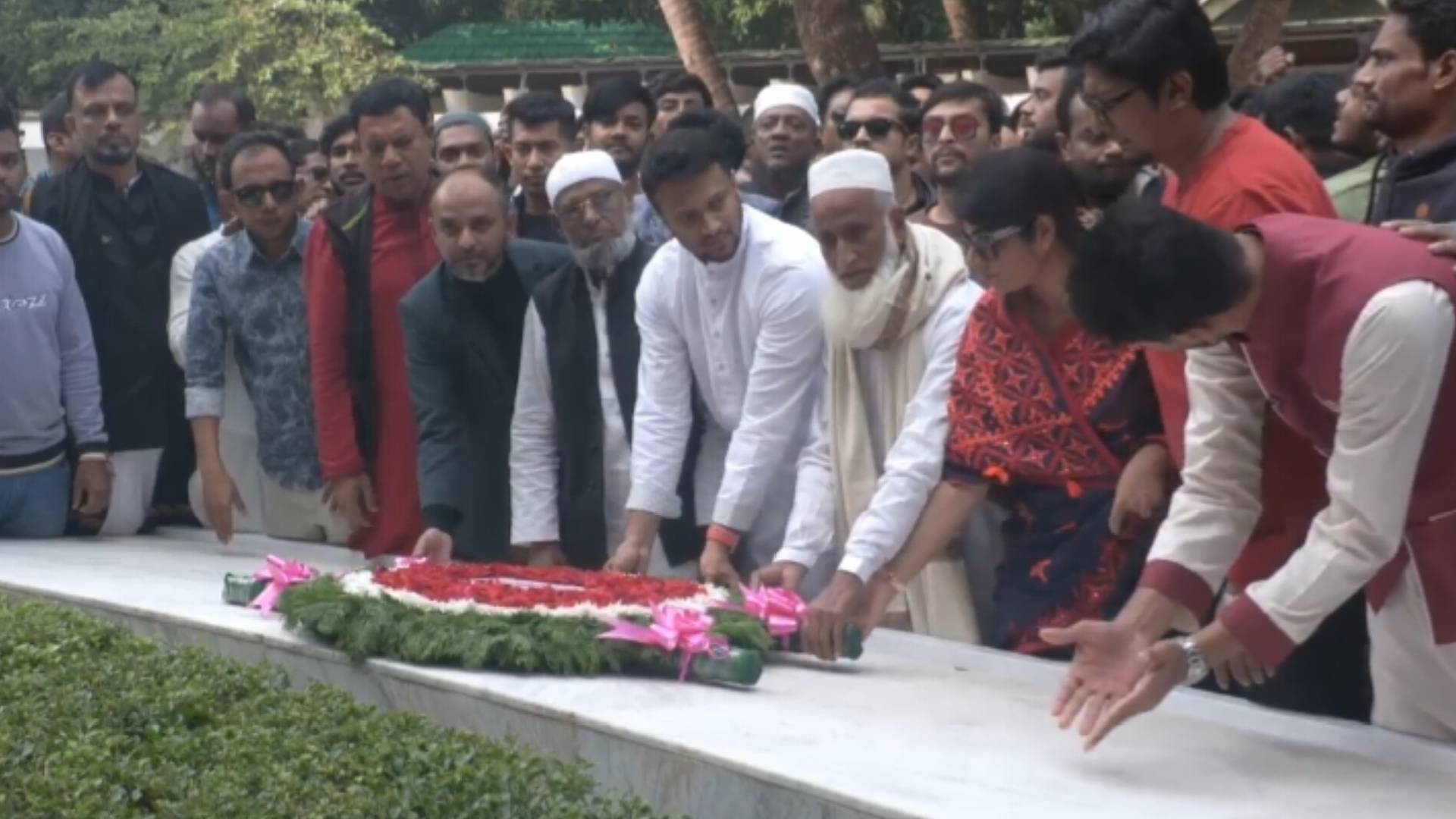 বঙ্গবন্ধুর সমাধিতে সাকিব আল হাসানের শ্রদ্ধা