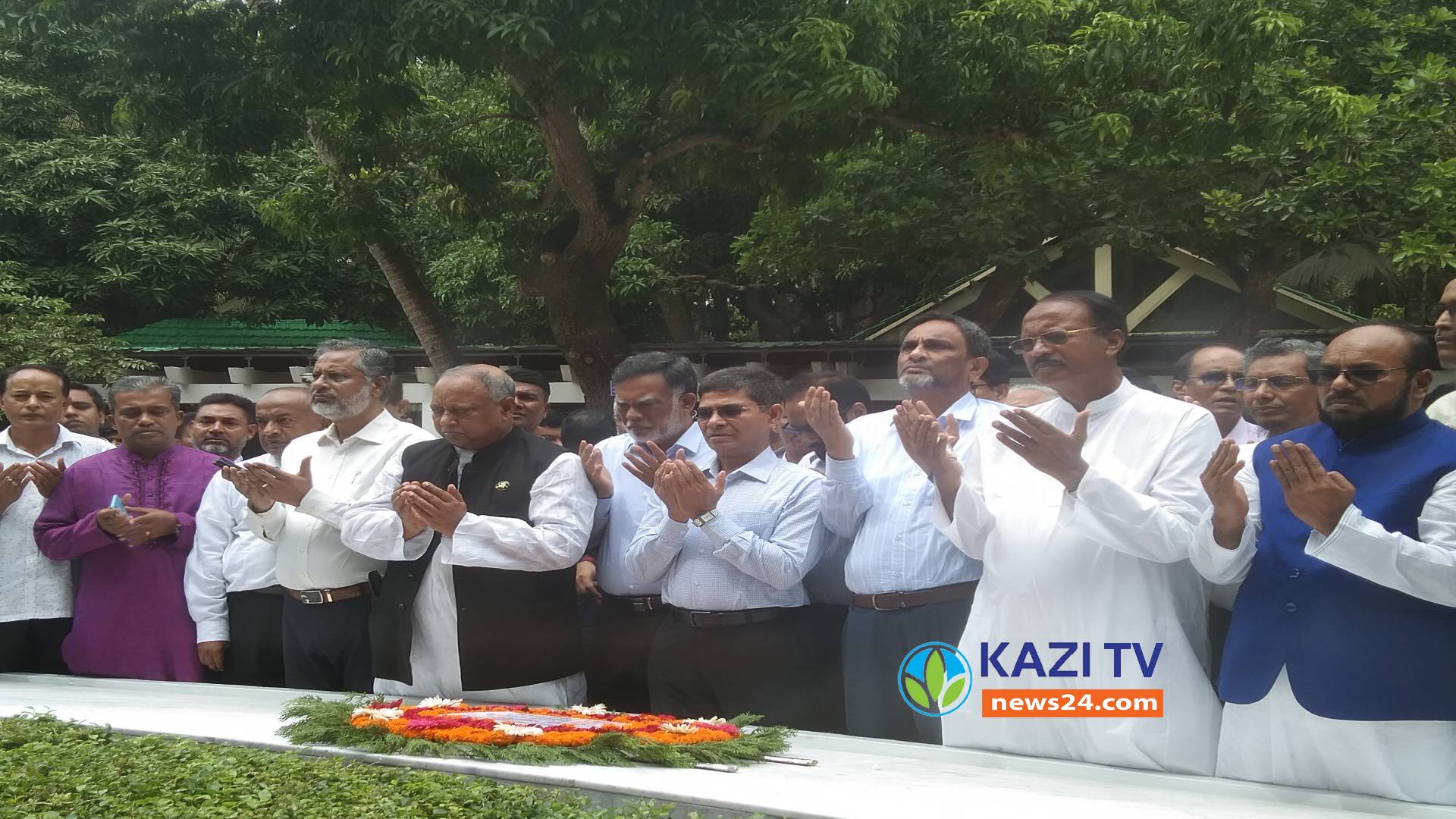 বঙ্গবন্ধুর সমাধিতে স্থানীয় সরকার প্রকৌশলী অধিদপ্তরের প্রধান প্রকৌশলীর শ্রদ্ধা