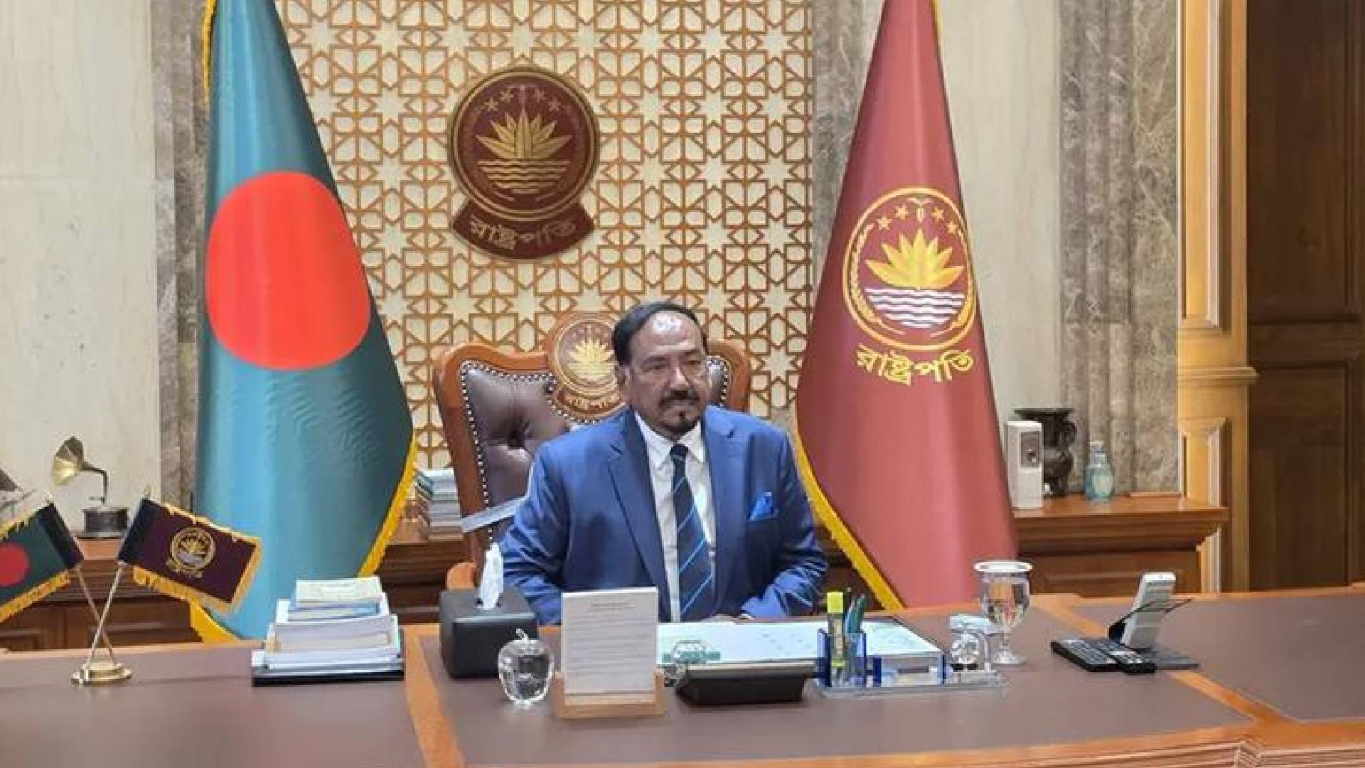 বঙ্গভবনে দাপ্তরিক কার্যক্রম শুরু করলেন ভারপ্রাপ্ত রাষ্ট্রপতি