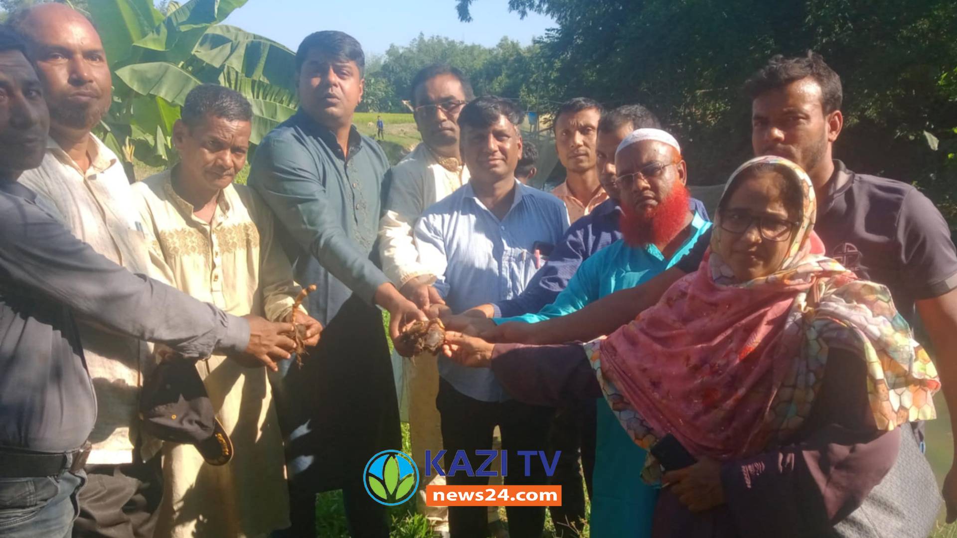 বজ্রপাত থেকে রক্ষায় ঠাকুরগাঁও গড়েয়ায় তালবীজ রোপণ