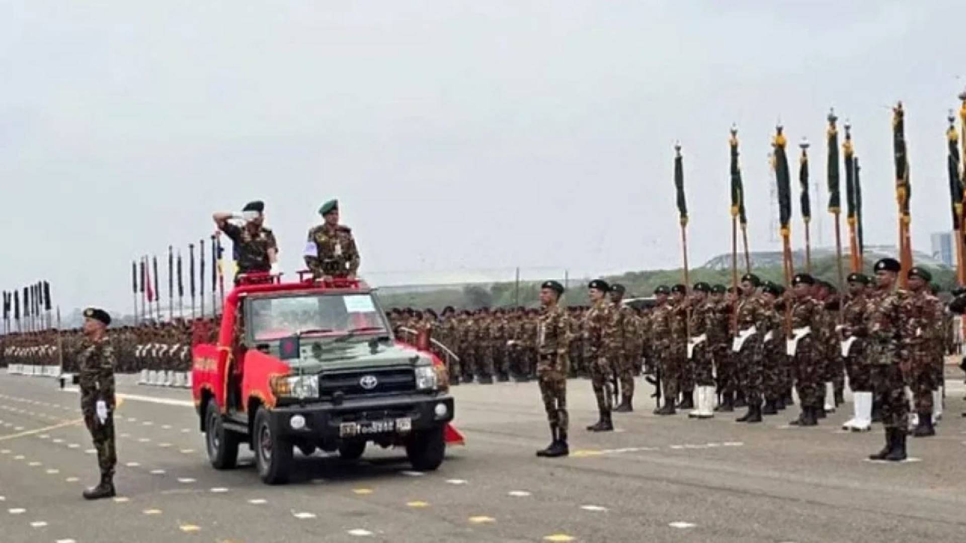 বর্ণাঢ্য কুচকাওয়াজে স্বাধীনতা দিবস উদযাপন