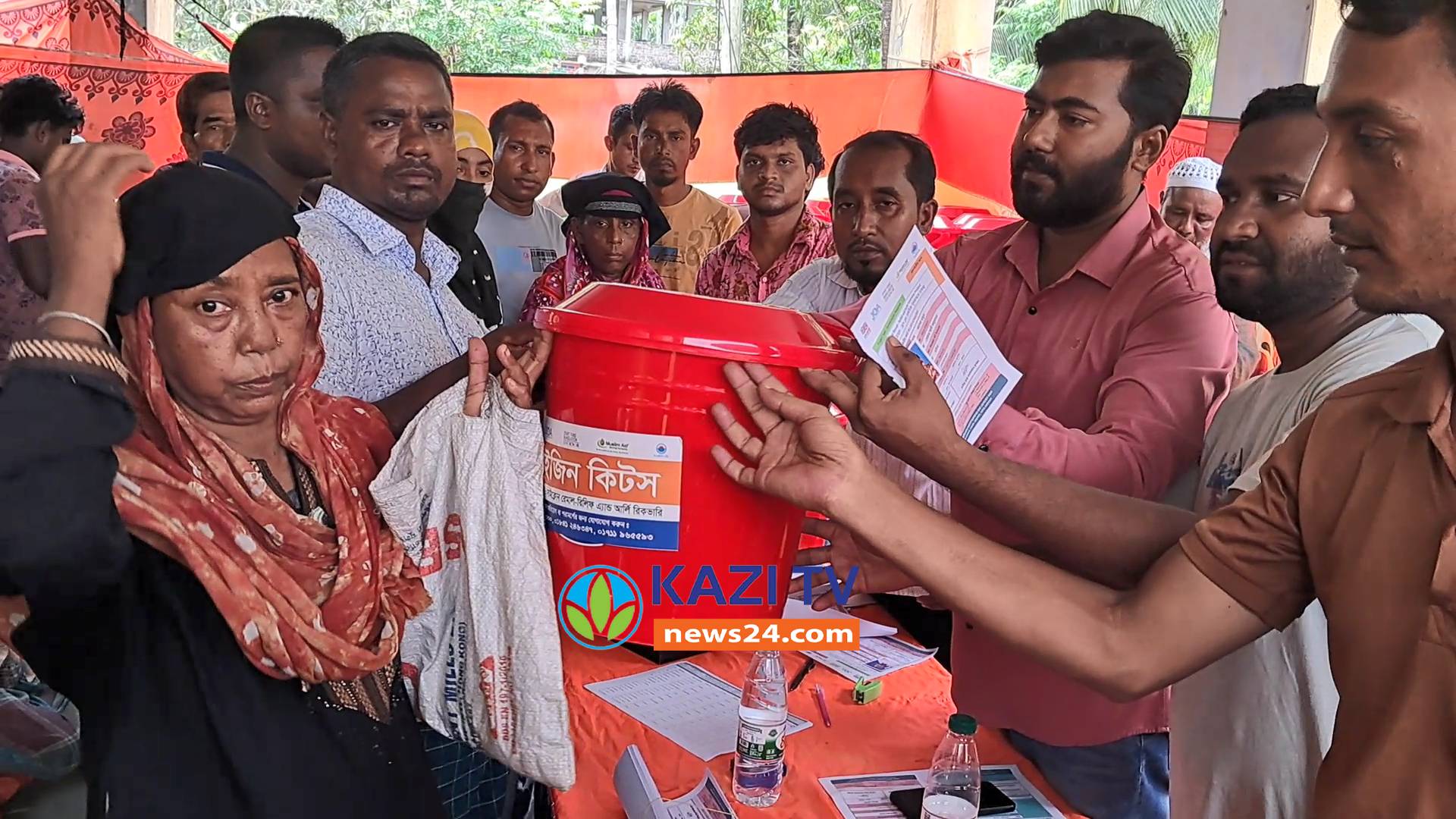 বাগেরহাটে ঘূর্ণিঝড় রেমালে ক্ষতিগ্রস্থদের মাঝে হাইজিন কিটস বিতরন