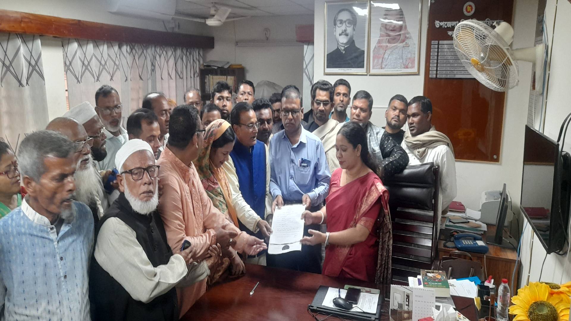 বাগেরহাটে রিটানিং কর্মকর্তার কাছে শেখ তন্ময়ের মনোনয়ন ফরম জমা