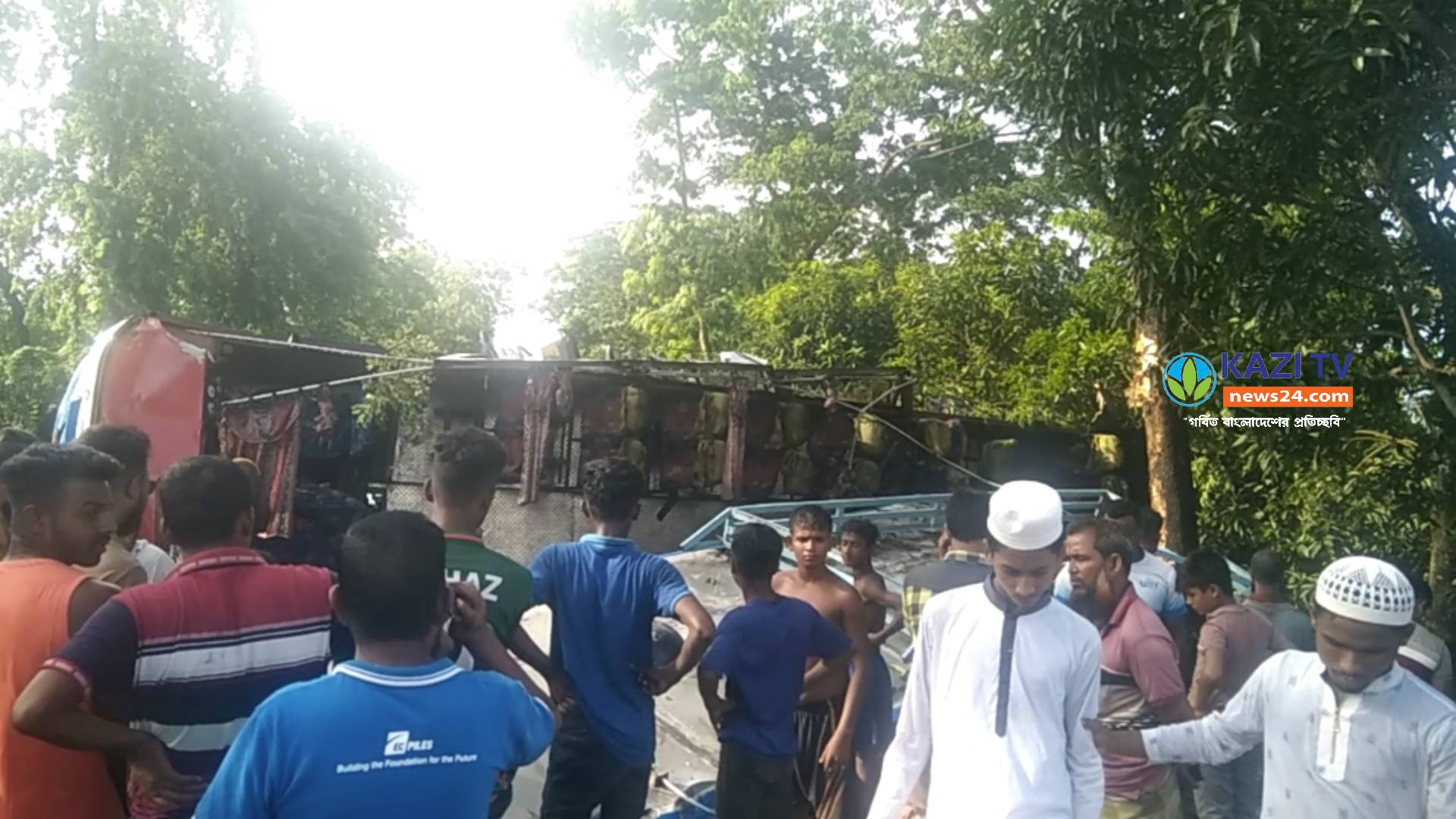 বাগেরহাটে সড়কের ওপর বাস উল্টে নিহত ২, আহত ২৫