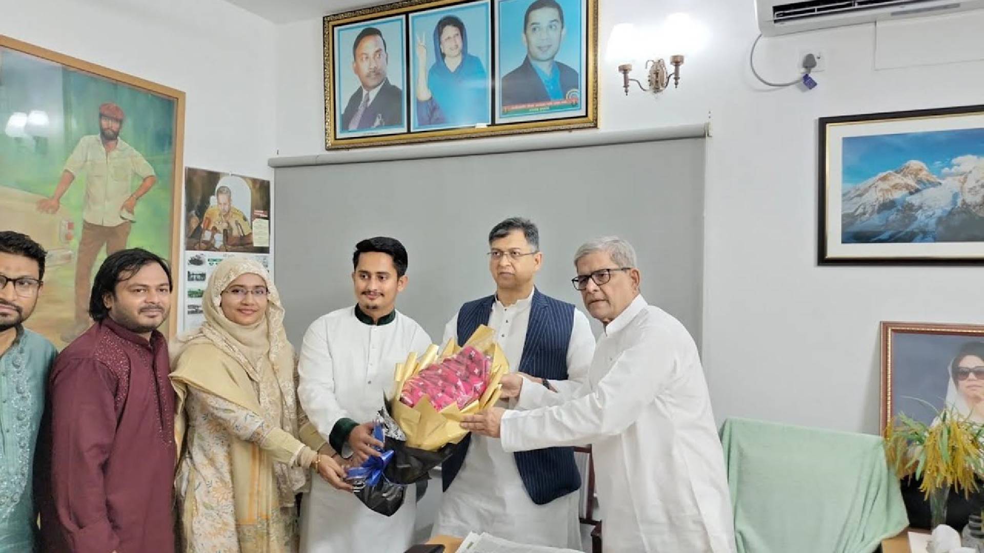 বিএনপির প্রতিষ্ঠাবার্ষিকী মির্জা ফখরুলের হাতে ফুল তুলে দিলেন সারজিস
