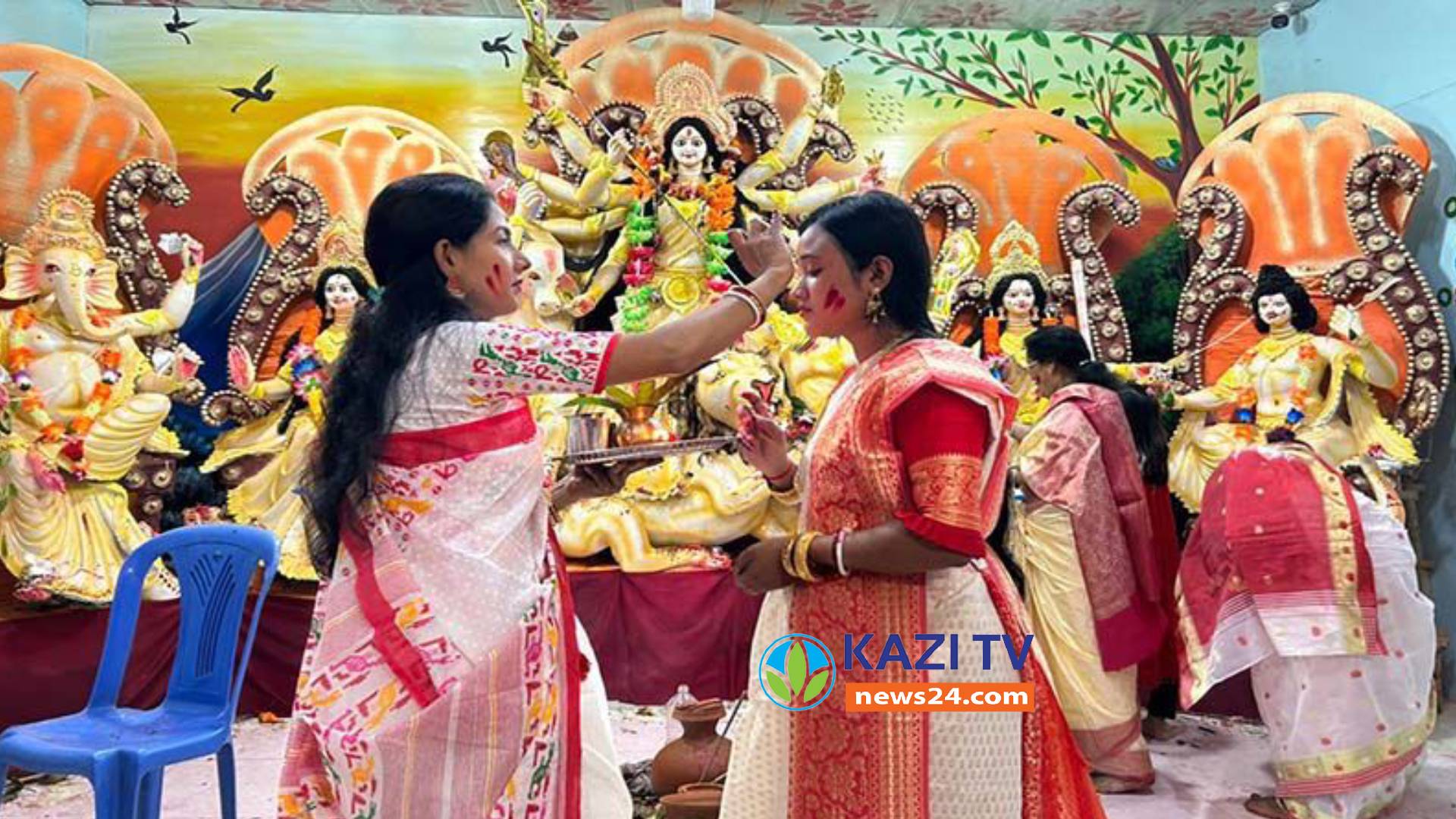 বিজয়া দশমীতে মেতেছে সিঁদুর খেলায় ভক্তরা।