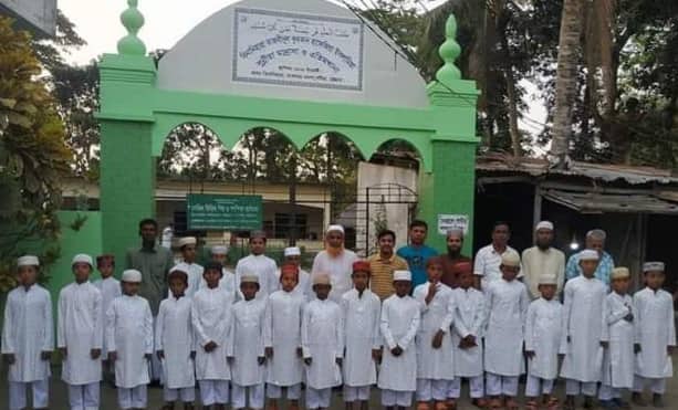 বিনিনিহারা তজবিদুল কোরআন হাফেজিয়া ইসলামিয়া সুন্নীয়া মাদ্রাসায় পাঞ্জাবি ও পায়জামা বিতরণ