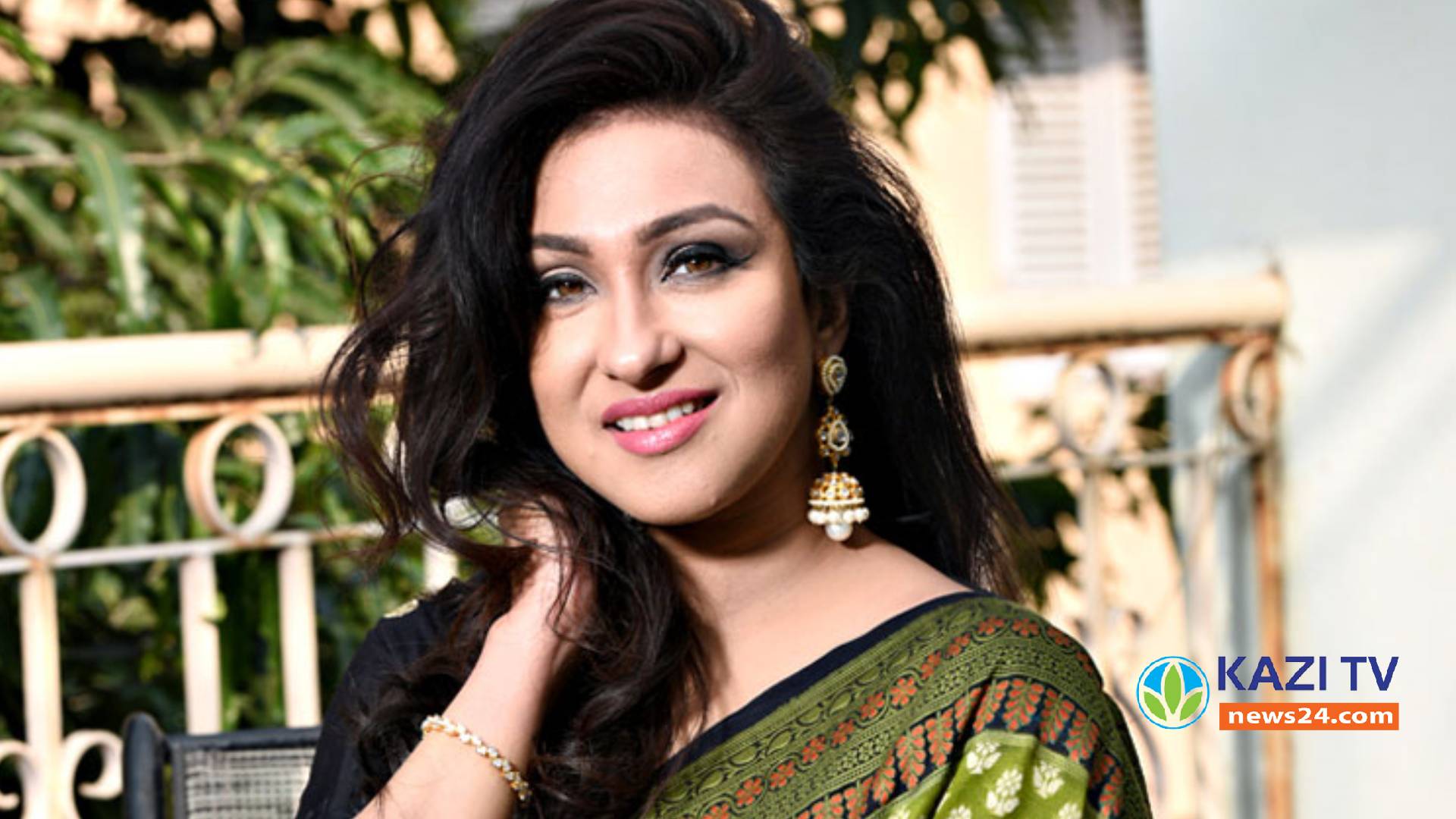 বিপাকে ঋতুপর্ণা, কী জানালেন হঠাৎ?