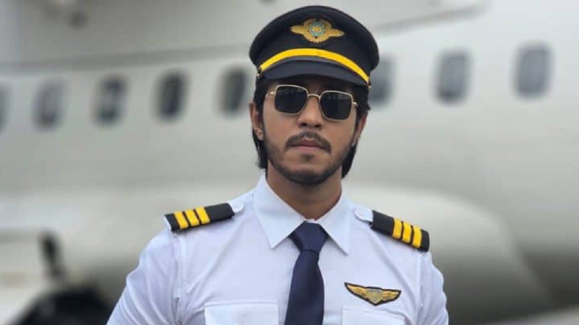 বিমানবন্দরে পাইলটের পোশাকে তৌসিফ, বাড়ছে কৌতূহল