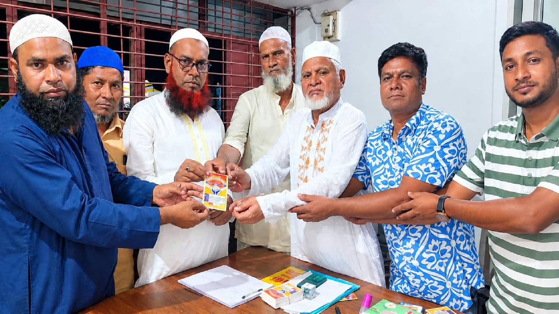 বেতিল হাট ও বাজার বণিক সমবায় সমিতির নির্বাচন উপলক্ষে ভোটার সিরিয়াল কার্ড বিতরণ