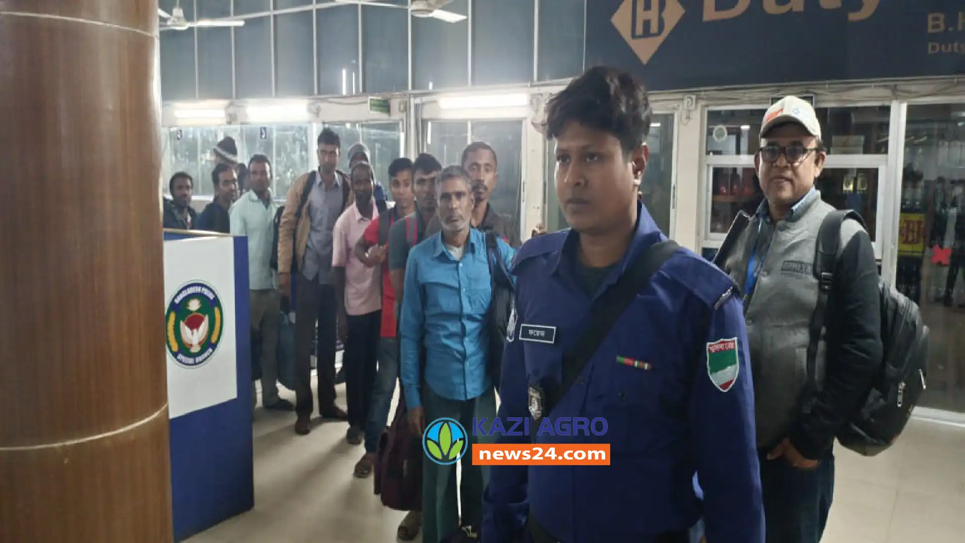 বেনাপোল চেকপোস্ট দিয়ে ১৭ পাসপোর্ট যাত্রীকে হস্তান্তর