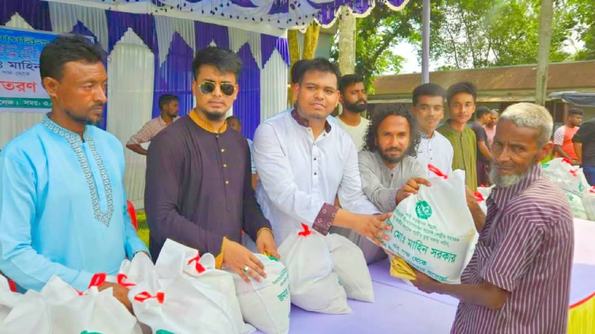 বেলকুচিতে এনসিপির উদ্যোগে হত-দরিদ্রদের মাঝে ঈদ উপহার সামগ্রী তুলে দিলেন মাহিন সরকার।