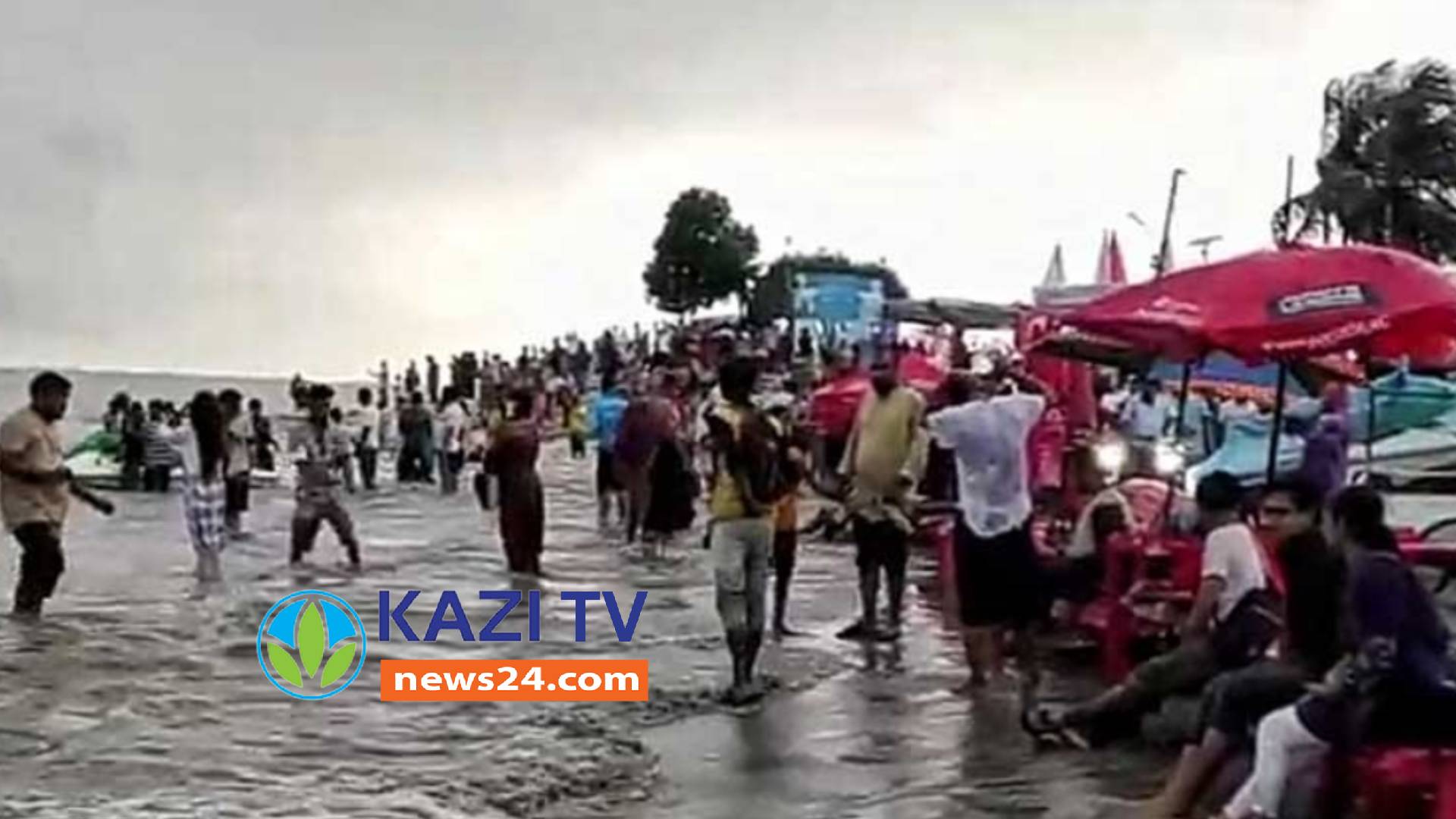 বৈরী আবহাওয়া উপেক্ষা করেও ছুটির দ্বিতীয় দিনে সমুদ্র সৈকত কুয়াকাটায় পর্যটকের ঢল