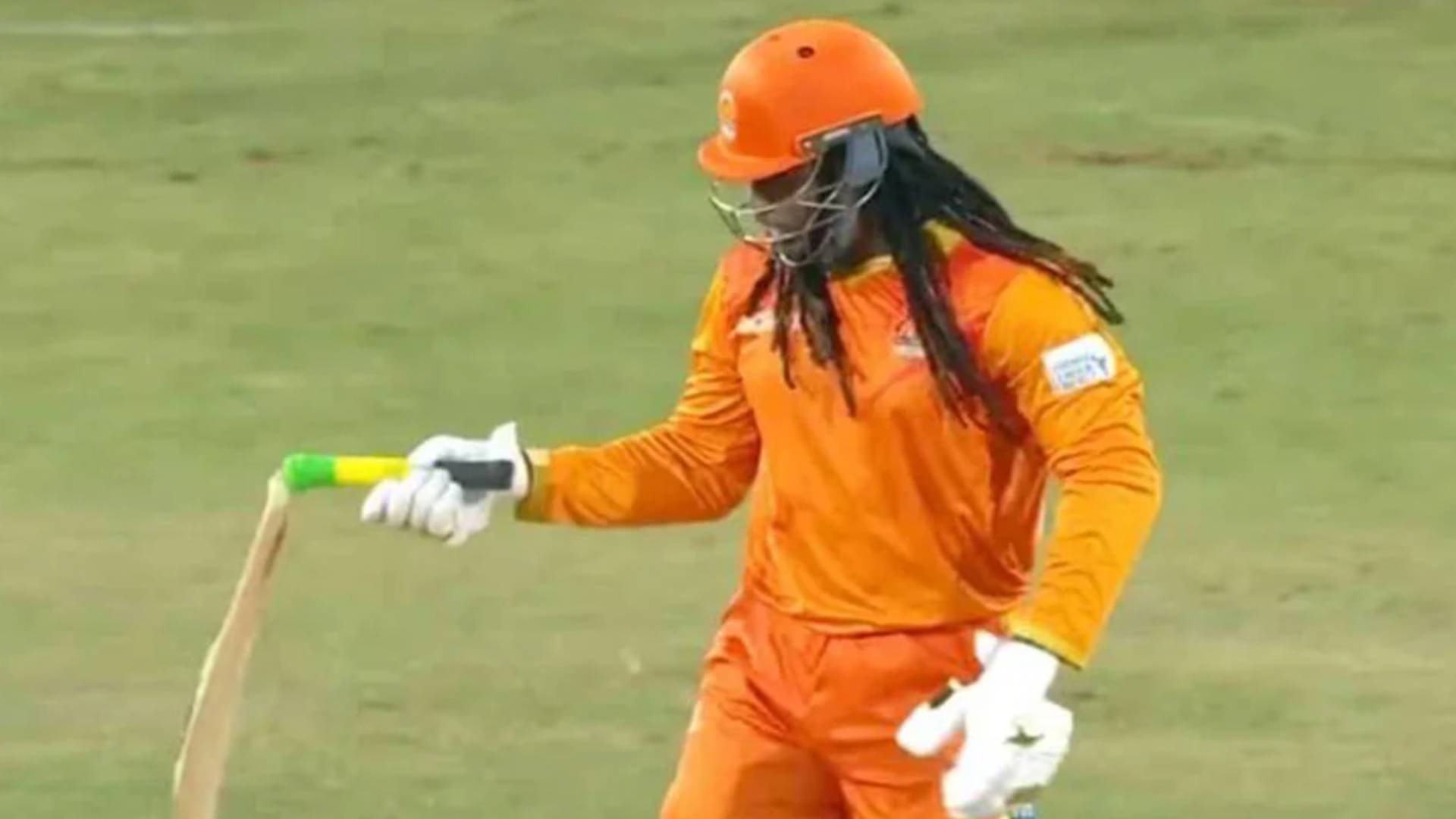 ব্যাট ভাঙলেন গেইল