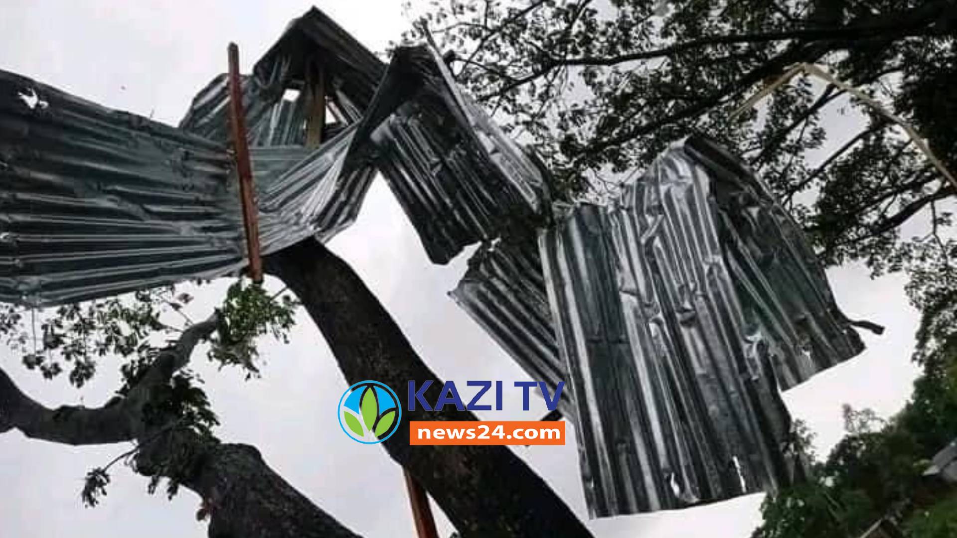 ব্রাহ্মণবাড়িয়ায় ঘূর্ণিঝড় টর্নেডো আঘাতে ক্ষতিগ্রস্ত।