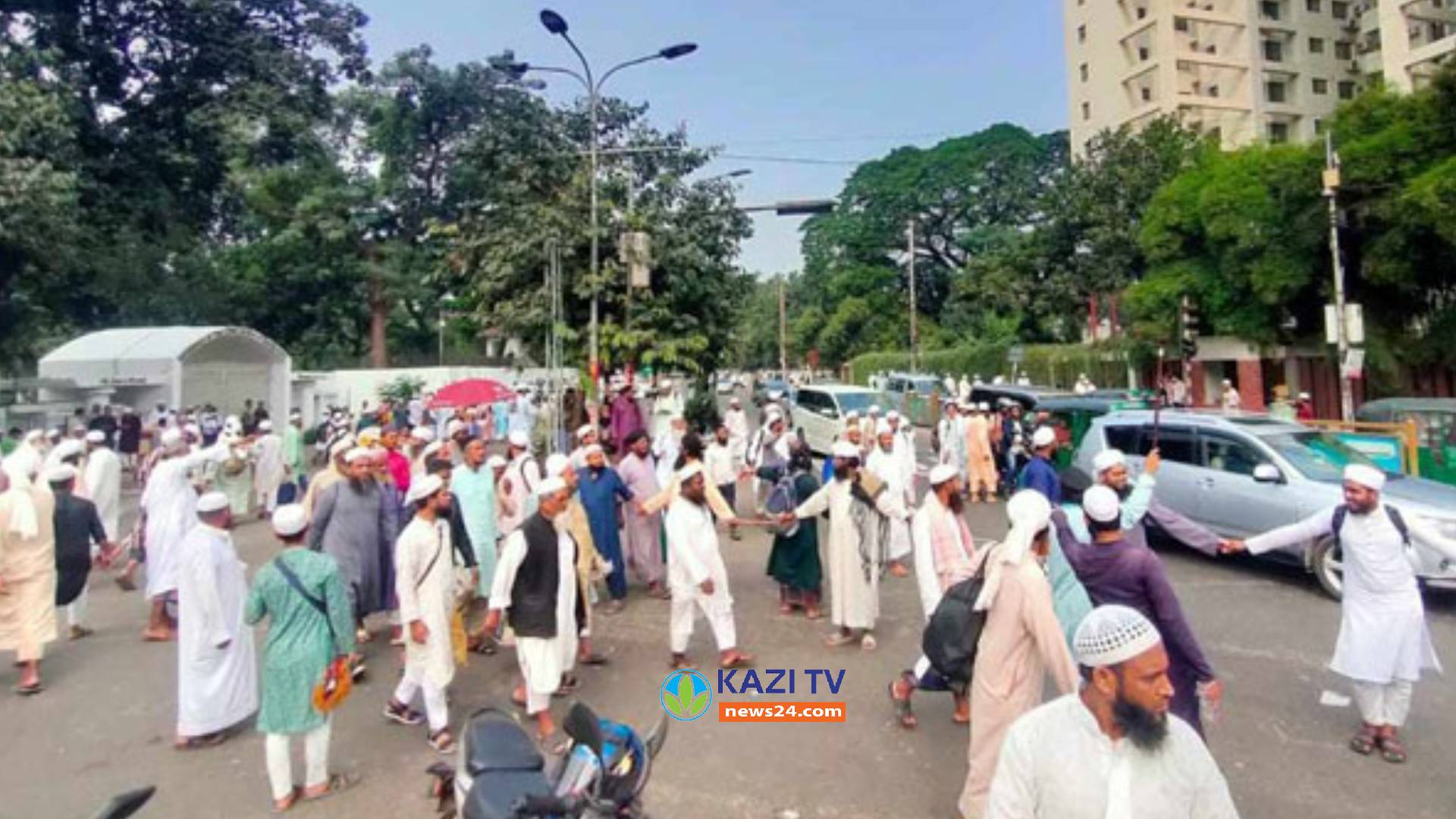 বড় জমায়েত নিয়ে কাকরাইলে জুমা আদায় করলেন সাদপন্থিরা