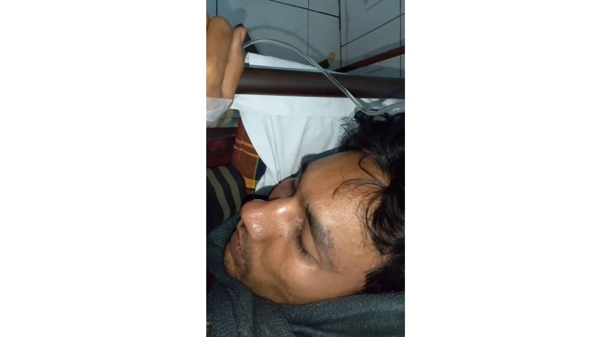 বড়াইগ্রামে গাঁজা ও হিরোইন বিক্রি  প্রতিবাদ করায় যুবককে ছুরিঘাত