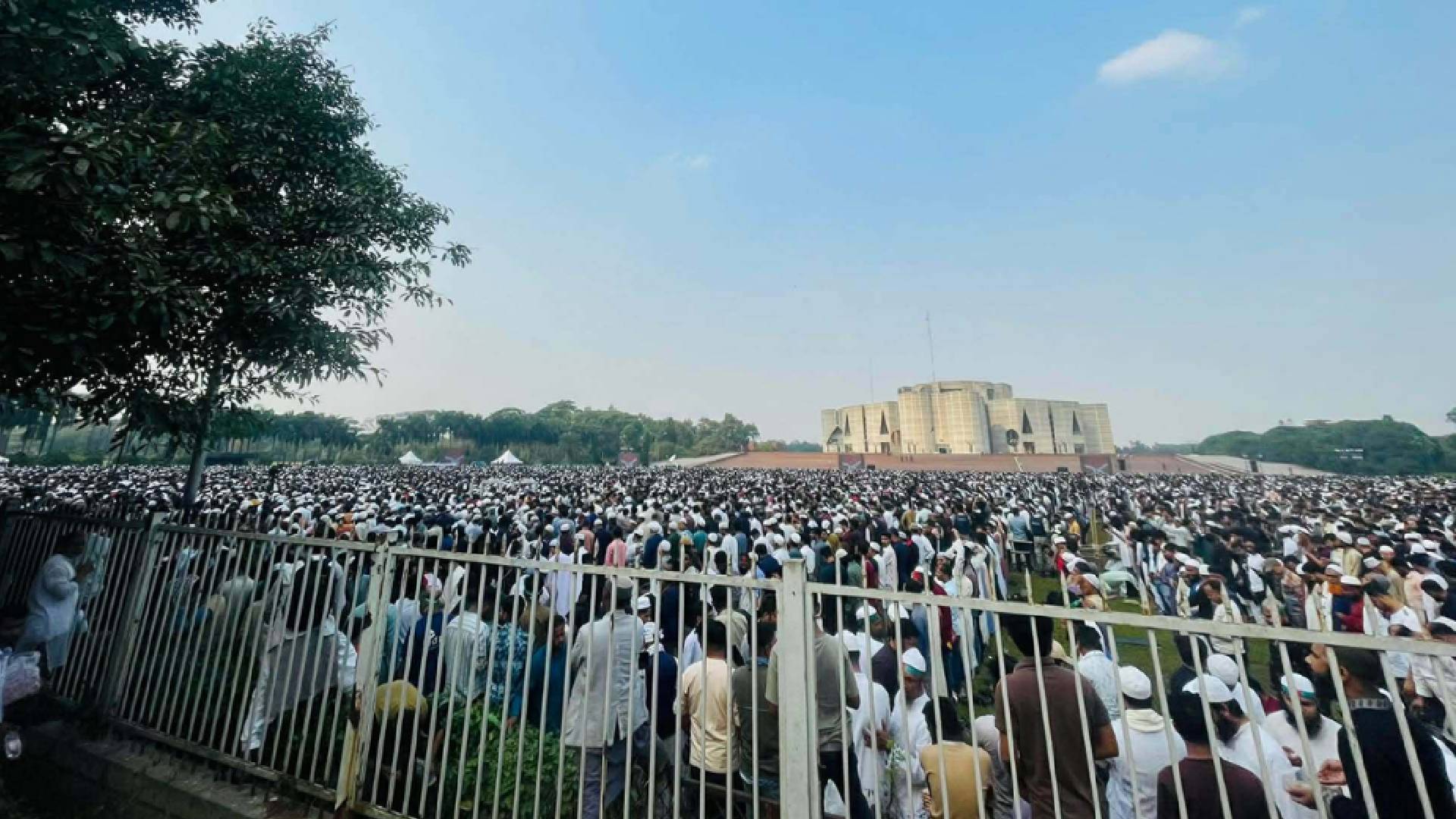 ভাইয়ের ইমামতিতে শহীদ হাদির জানাজা অনুষ্ঠিত