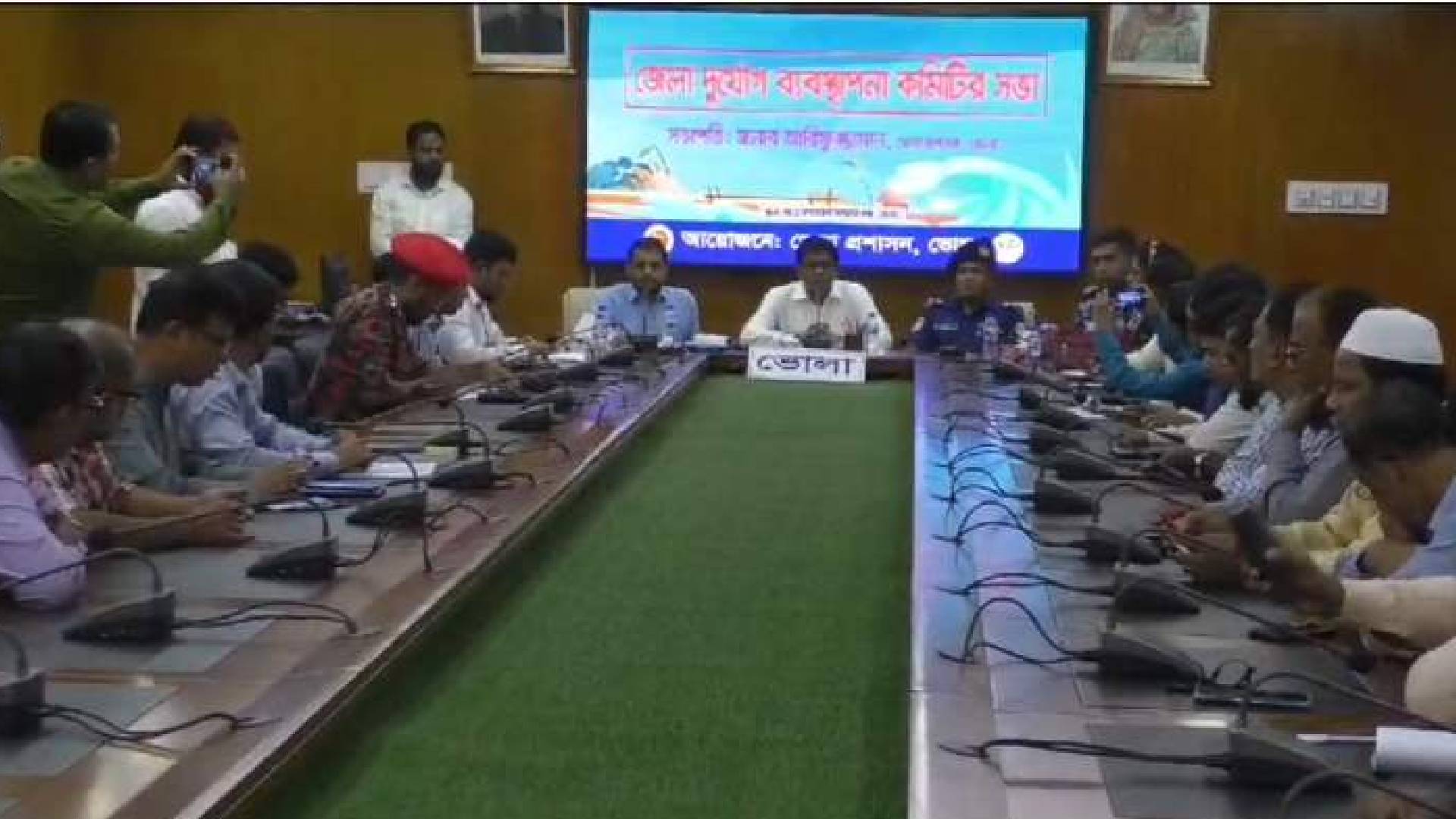 ভোলায় ঘূর্ণিঝড় ‘ হামুন’ মোকাবেলায় প্রস্তুত সভা অনুষ্ঠিত। সকাল থেকে গুড়িগুড়ি বৃষ্টি হচ্ছে