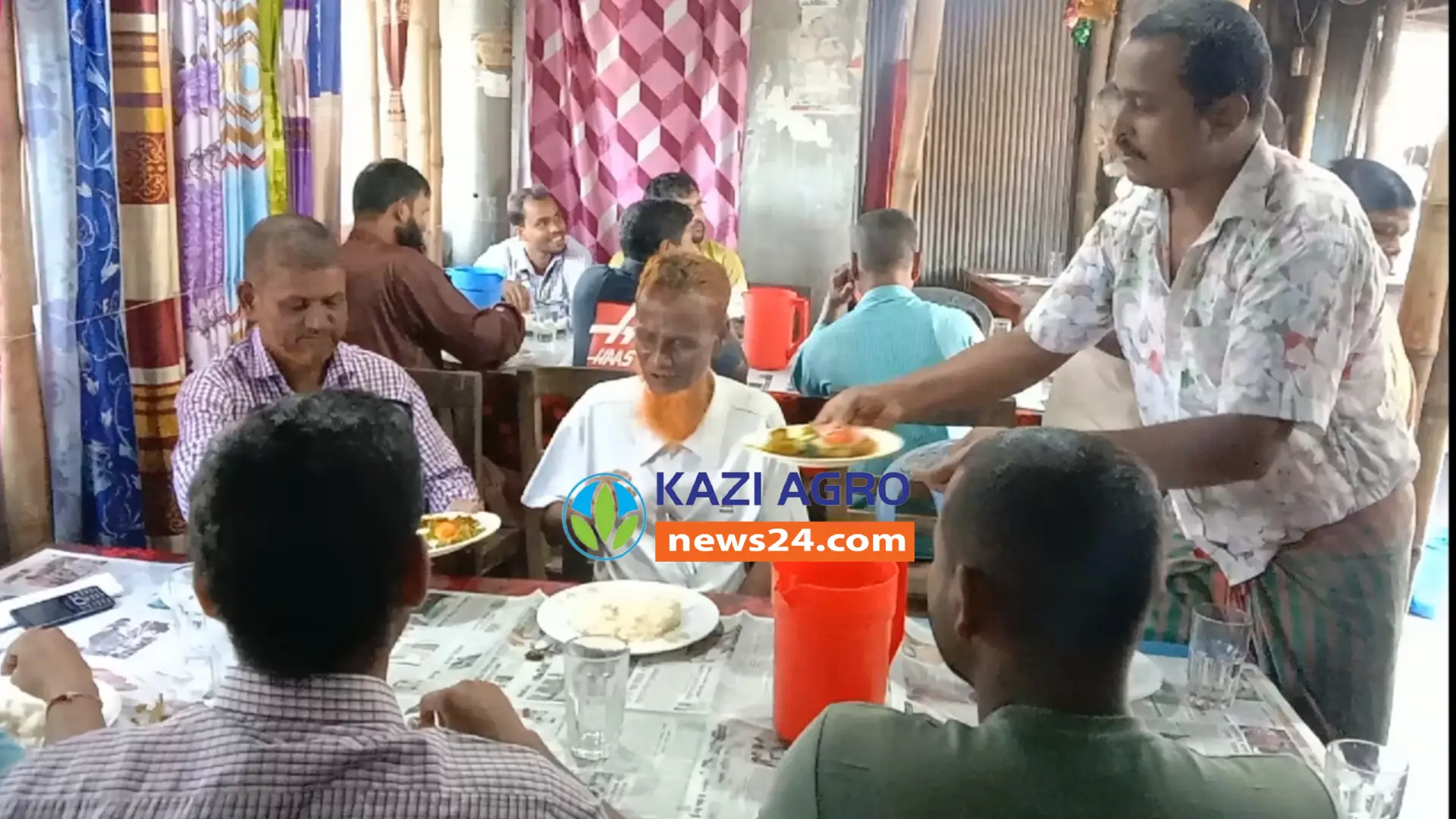 মকবুল চাচার হোটেলে ১৫০টাকায় পেটচুক্তি খাবার!
