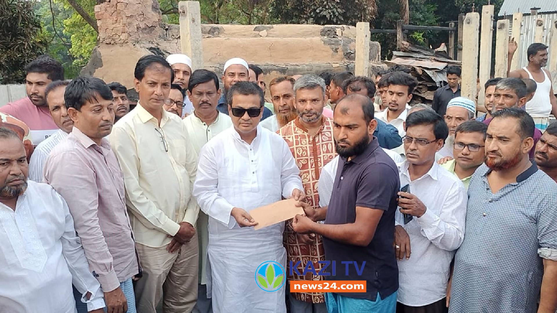 মতলব উত্তরে অগ্নিকাণ্ডে ক্ষয়ক্ষতিদের এসি মিজানের আর্থিক সহায়তা প্রদান