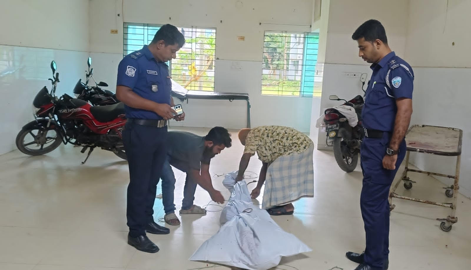 মতলব উত্তরে অটোরিকশা চালককে কুপিয়ে ও গুলি করে হত্যা : আটক-১