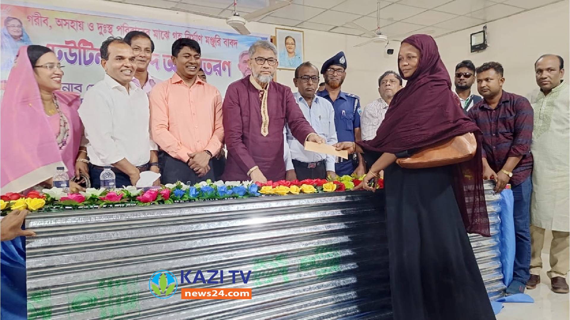 মতলব উত্তরে অসহায় ও দুঃস্থ পরিবারের মাঝে ঢেউটিন ও নগদ অর্থ বিতরণ