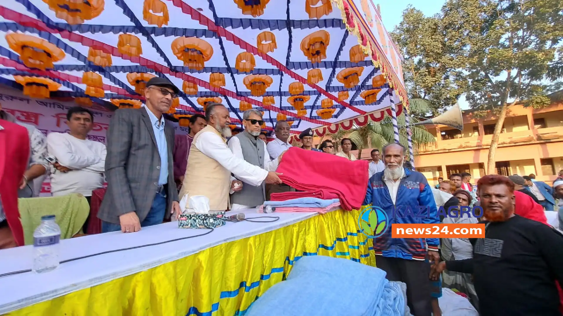 মতলব উত্তরে এমপি নুরুল আমিন রুহুলের উদ্যোগে শীতবস্ত্র বিতরণ