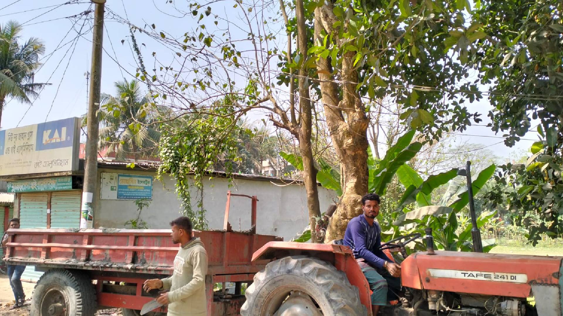 মতলব উত্তরে কৃষিযান ট্রাক্টর যখন রাস্তার দানব