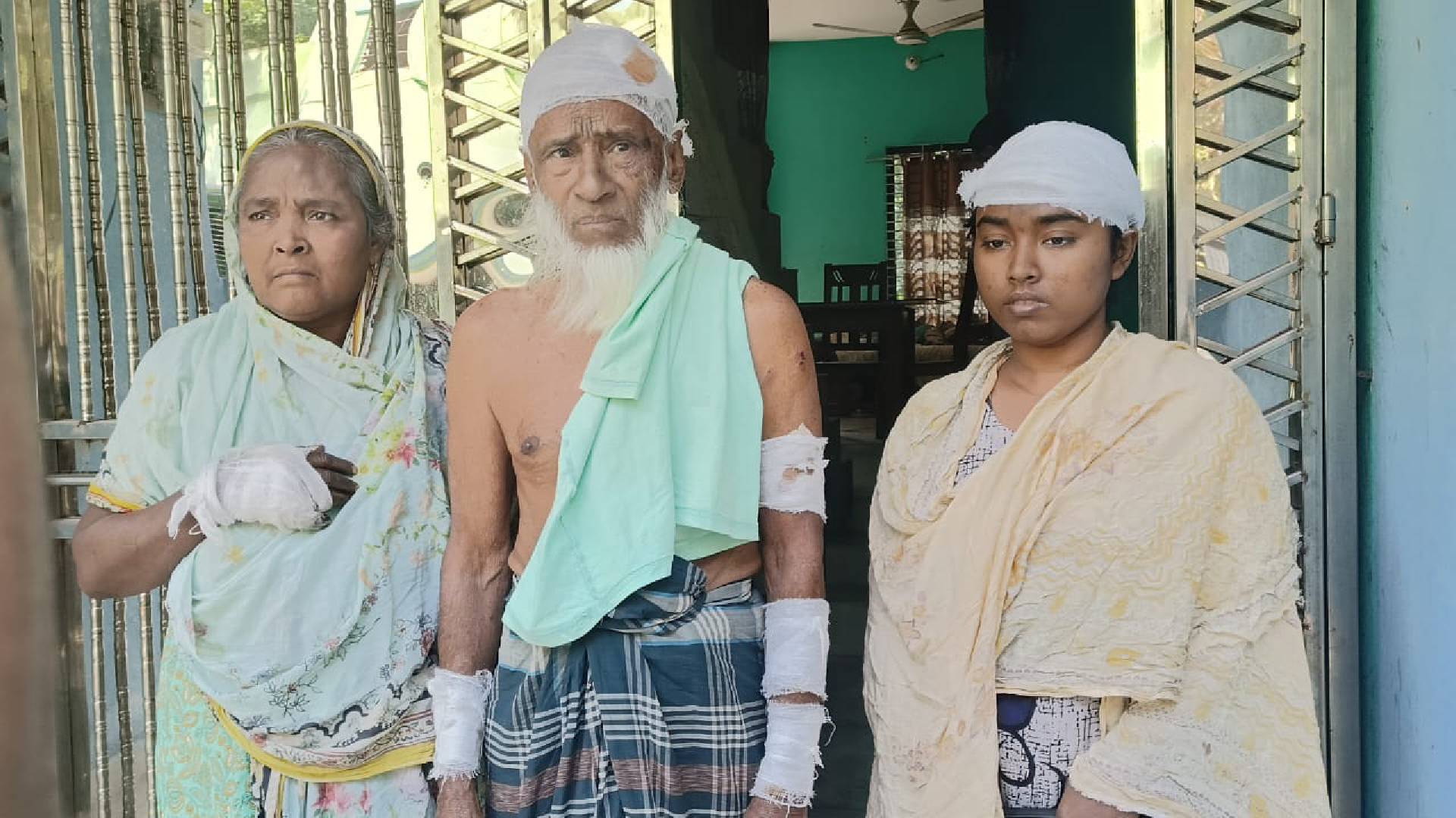 মতলব উত্তরে গাছ কাটতে বাধা দেওয়ায় স্বামী-স্ত্রী ও সন্তানকে কুপিয়ে জখম