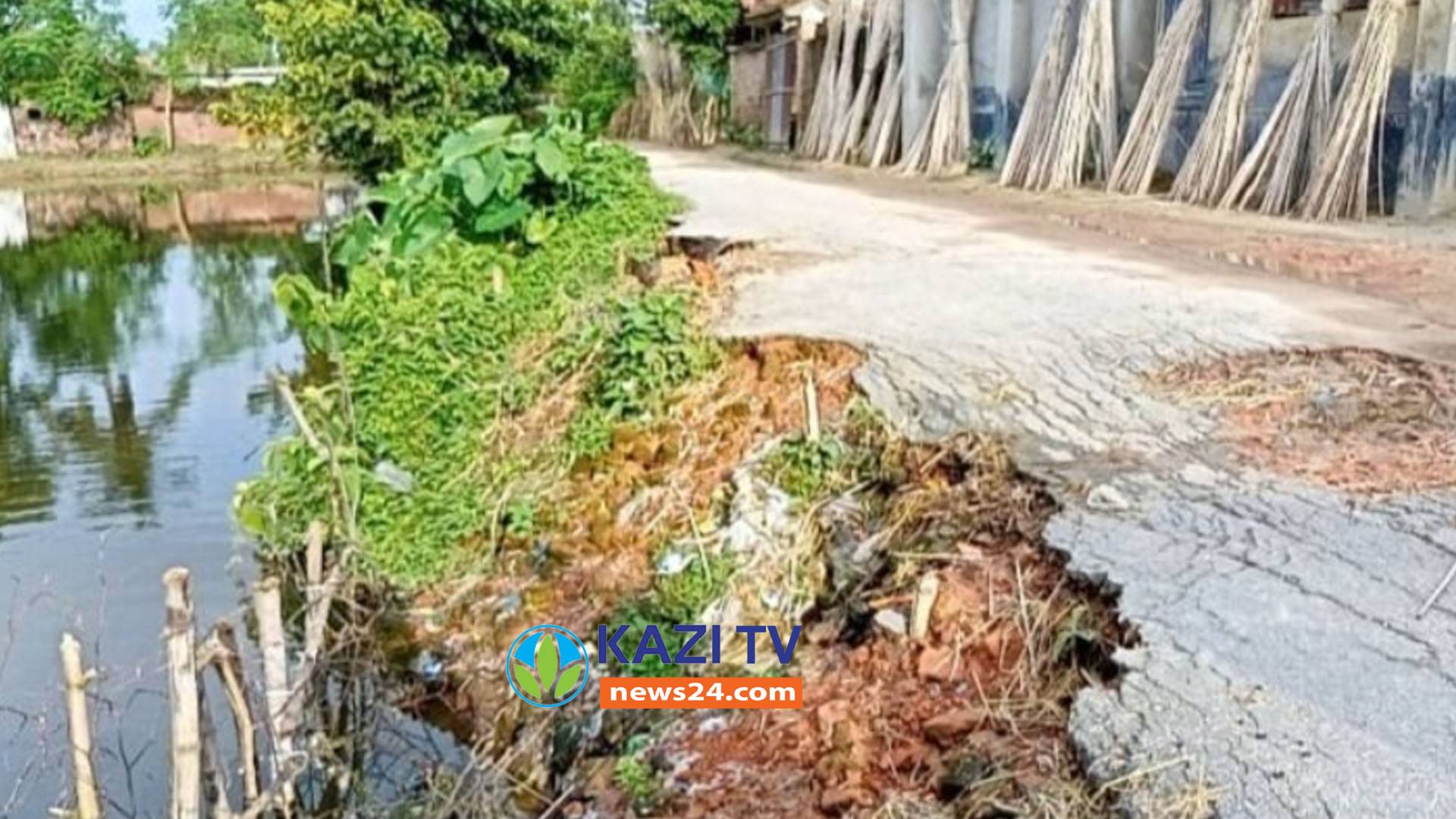 মতলব উত্তরে গ্রামীণ রাস্তা গিলে খাচ্ছে মাছ