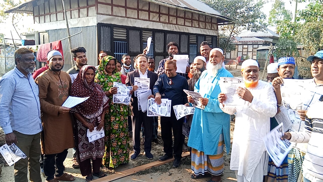 মতলব উত্তরে ছেংগারচর পৌরসভায় ধানের শীষের লিফলেট বিতরণ