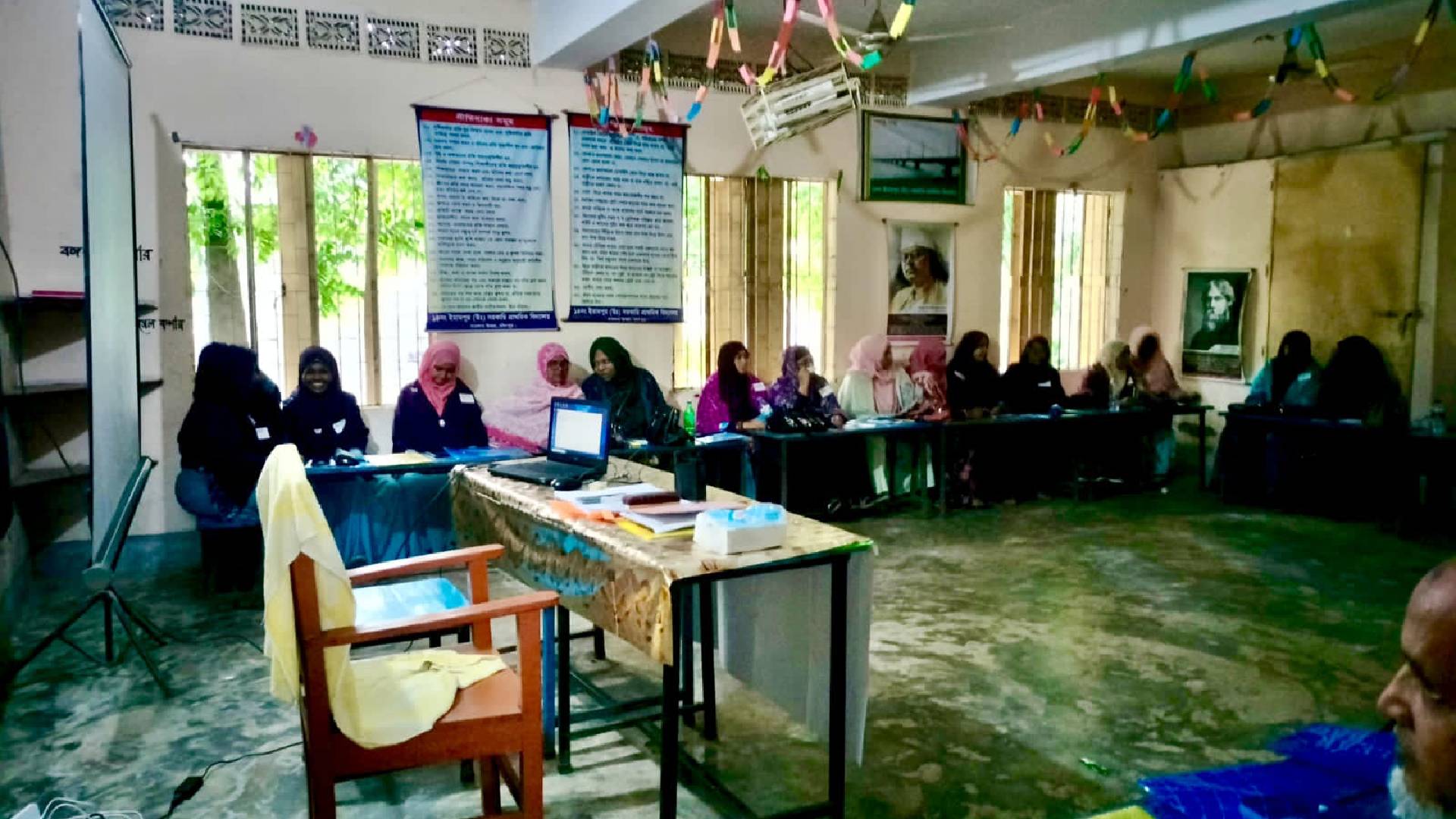 মতলব উত্তরে প্রাথমিক বিদ্যালয়ের শিক্ষকদের ক্লাস্টার প্রশিক্ষণে অনিয়ম