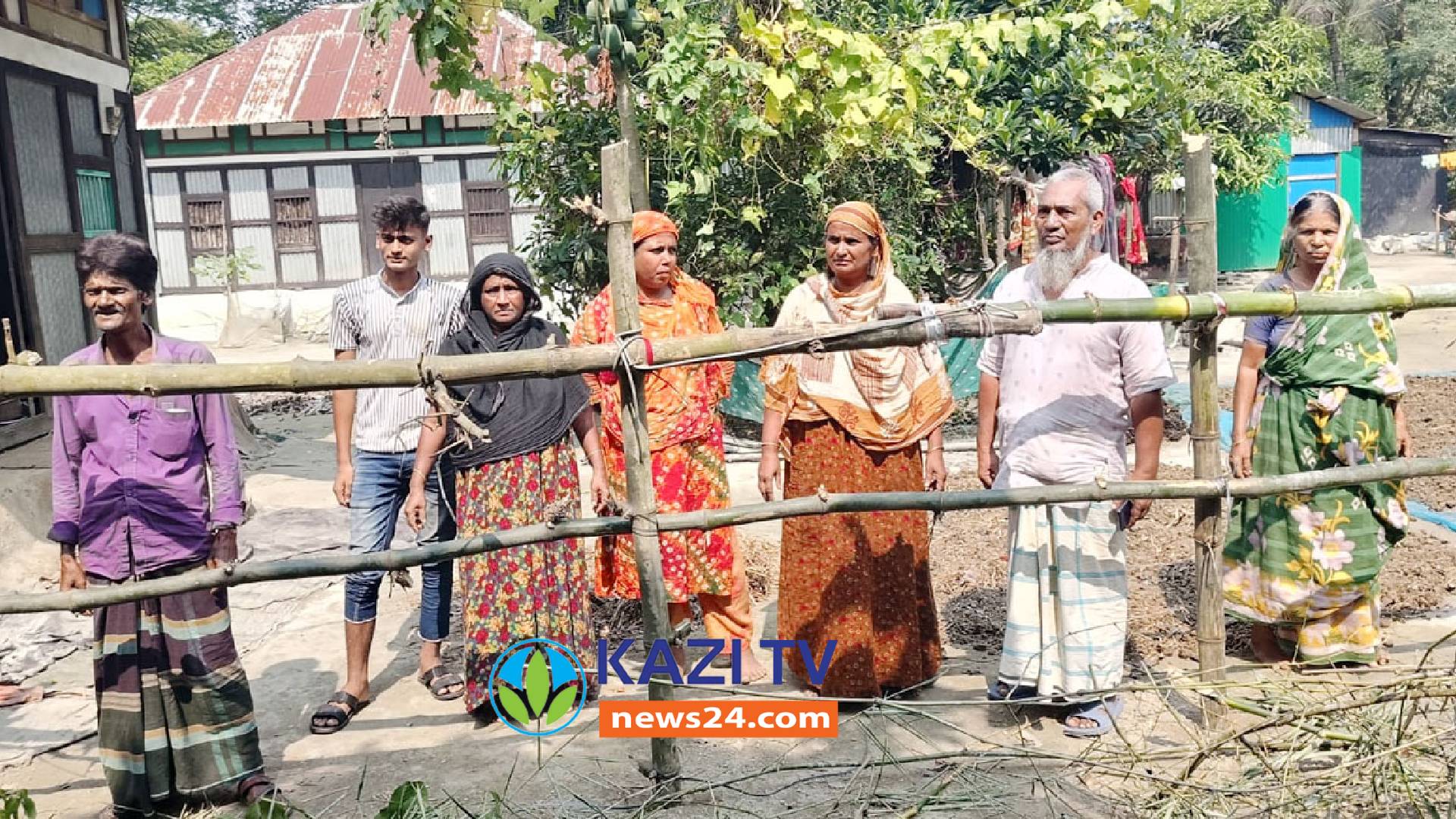 মতলব উত্তরে বাঁশের বেড়া দিয়ে পাঁচ পরিবারকে অবরুদ্ধ করার অভিযোগ